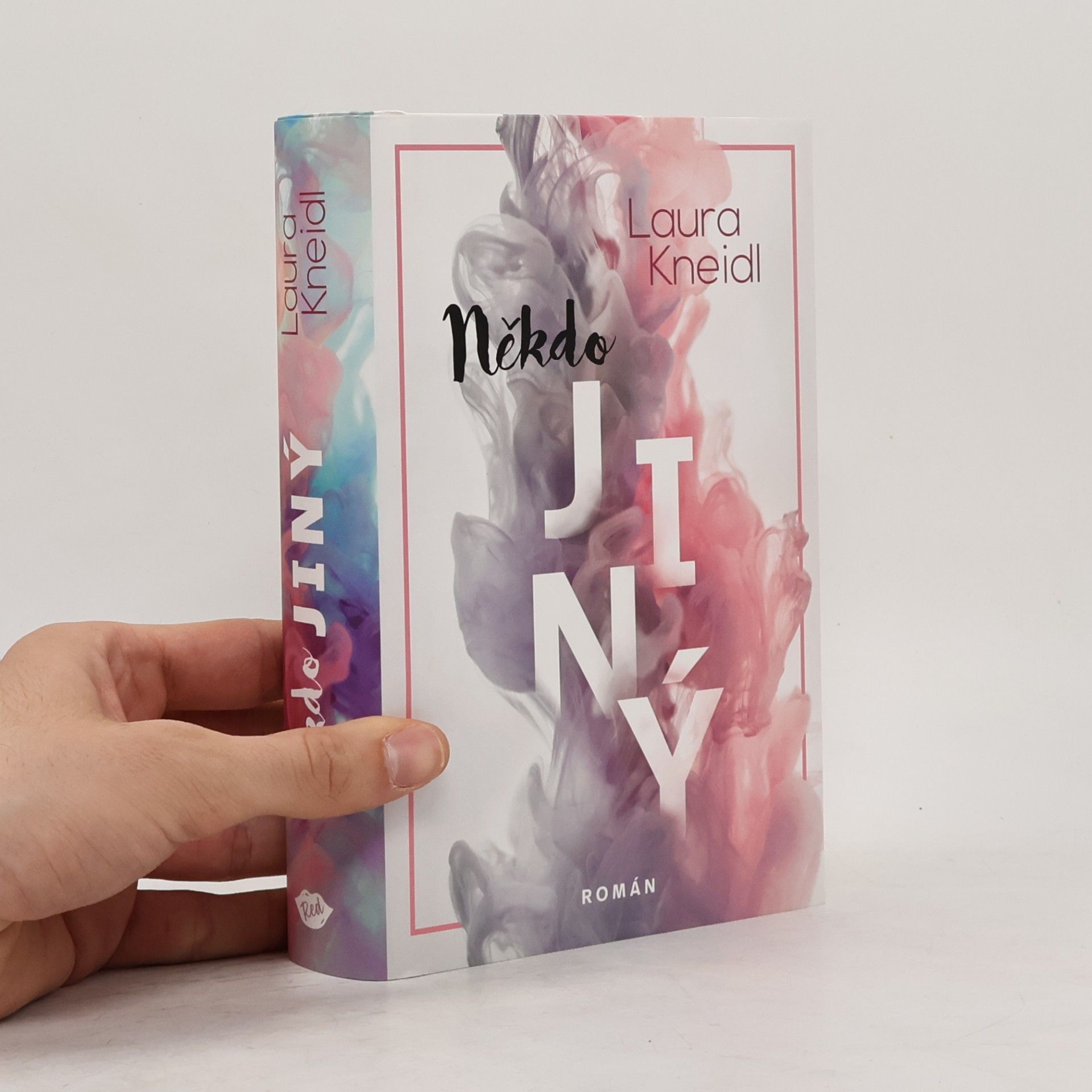 Laura Kneidl Někdo jiný