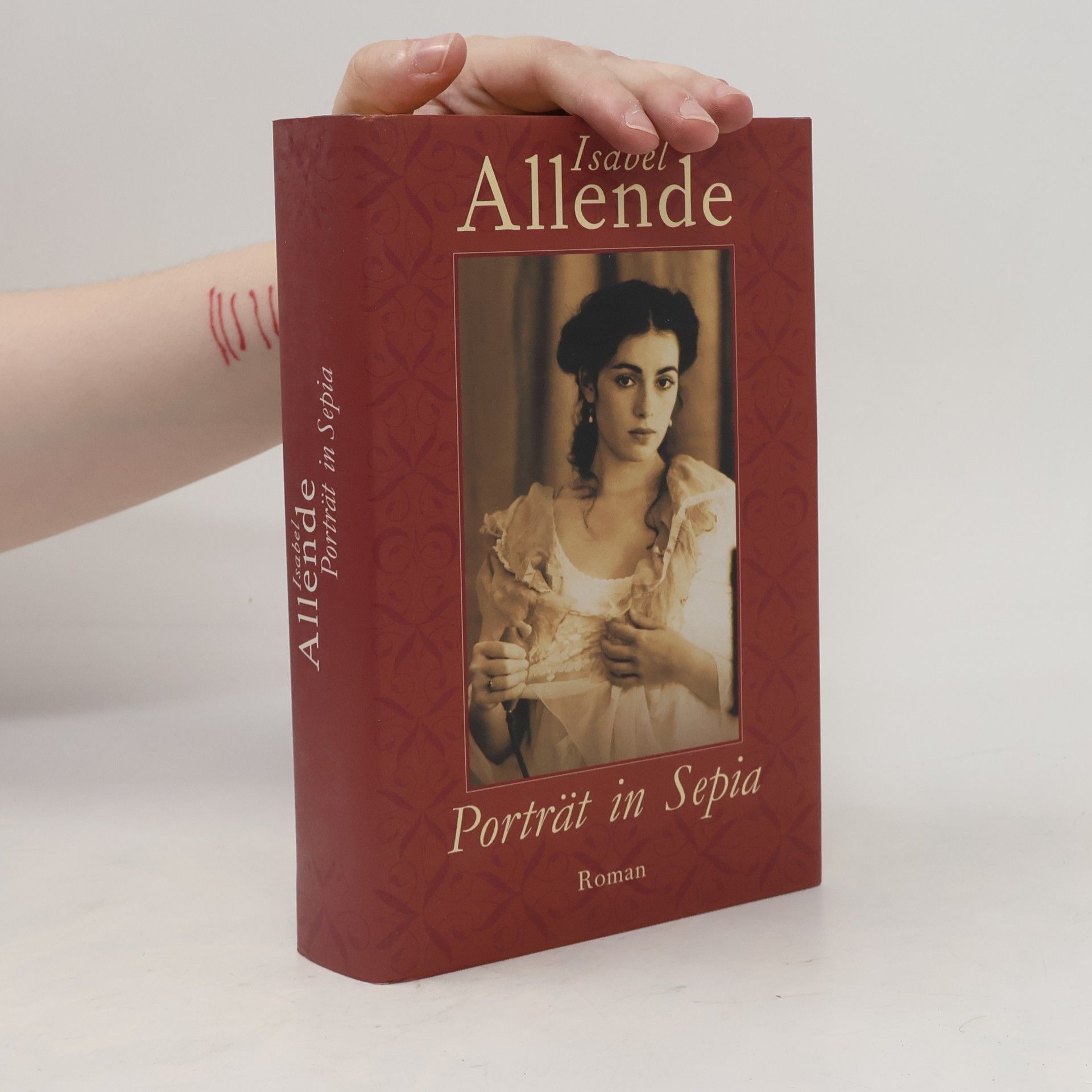 Isabel Allende Porträt in Sepia