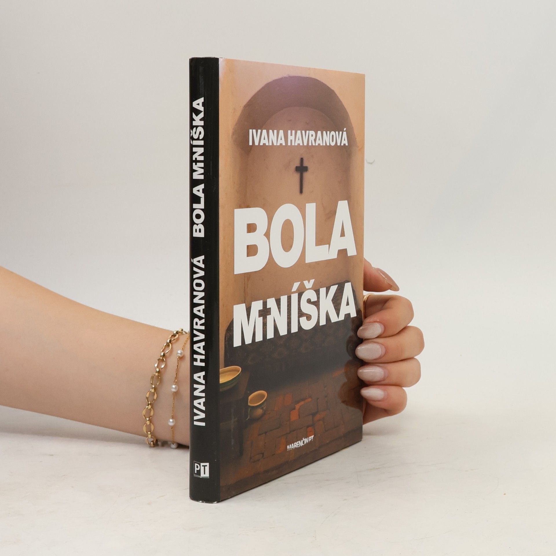 Bola mníška