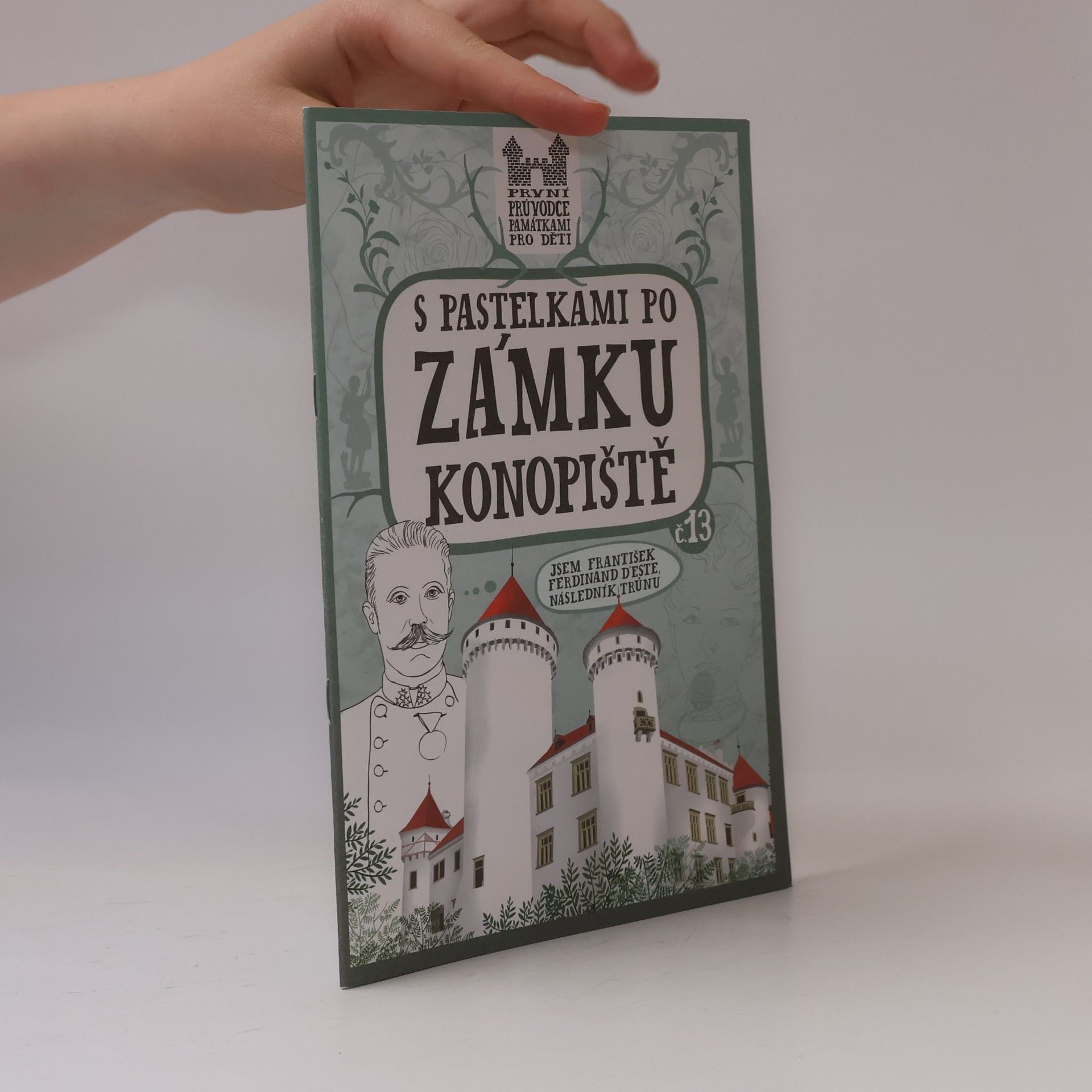 Eva Chupíková S pastelkami po zámku Konopiště