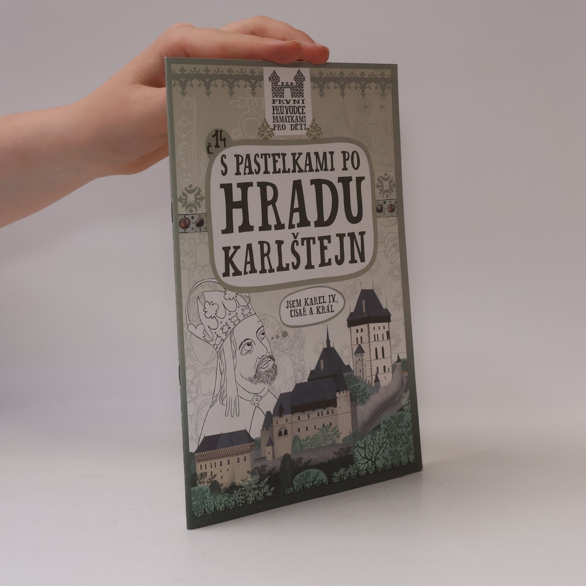 Eva Chupíková S pastelkami po hradu Karlštejn