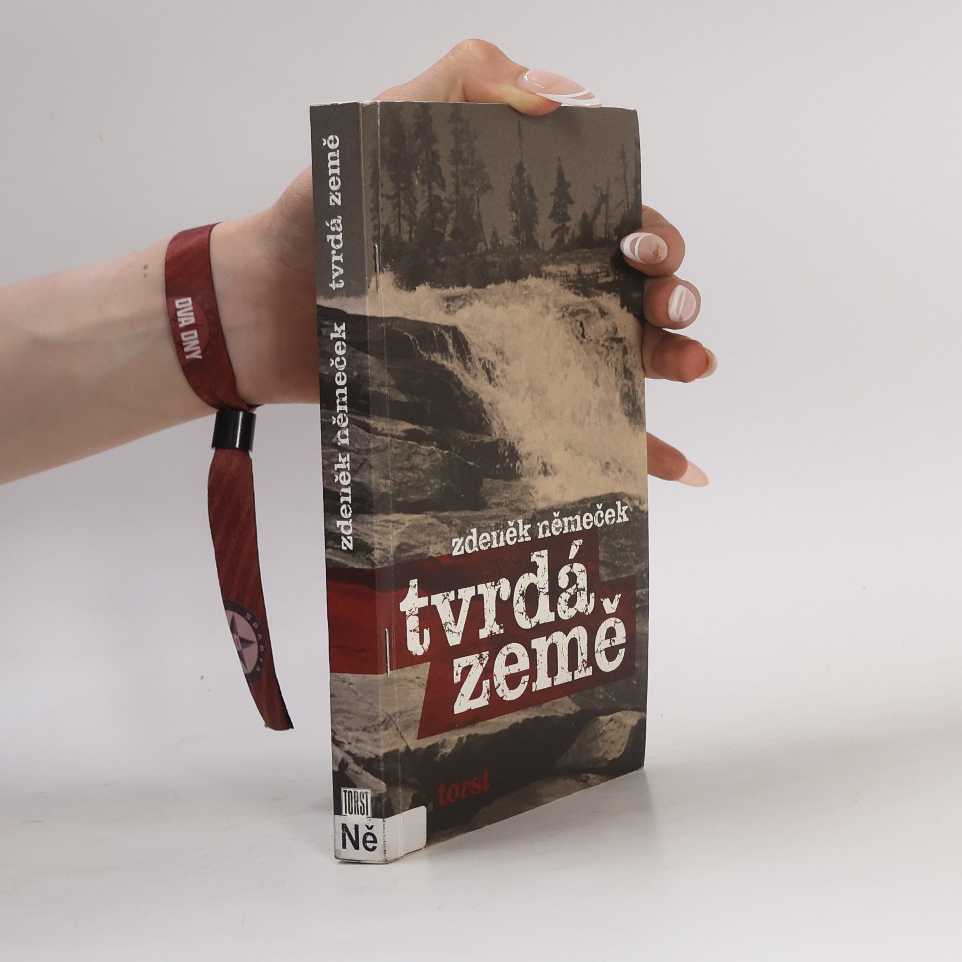 Vladimír Papoušek Tvrdá země