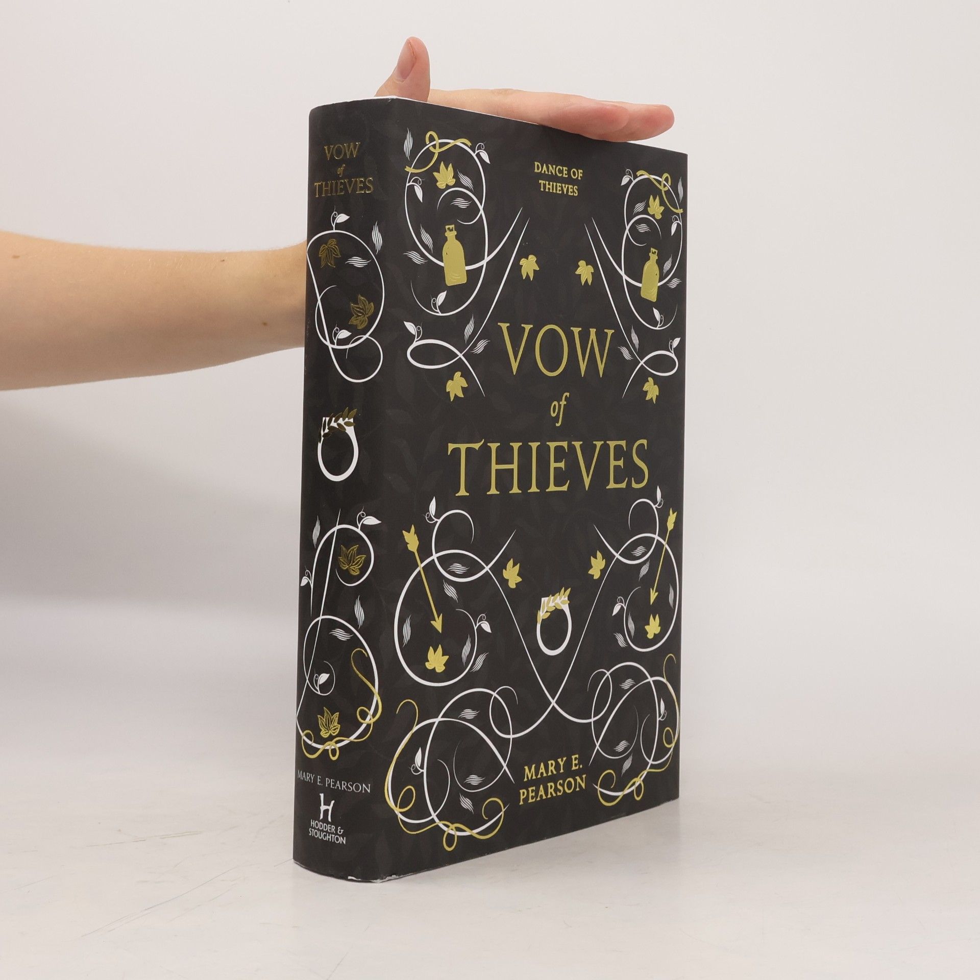 Mary E. Pearson Vow of Thieves