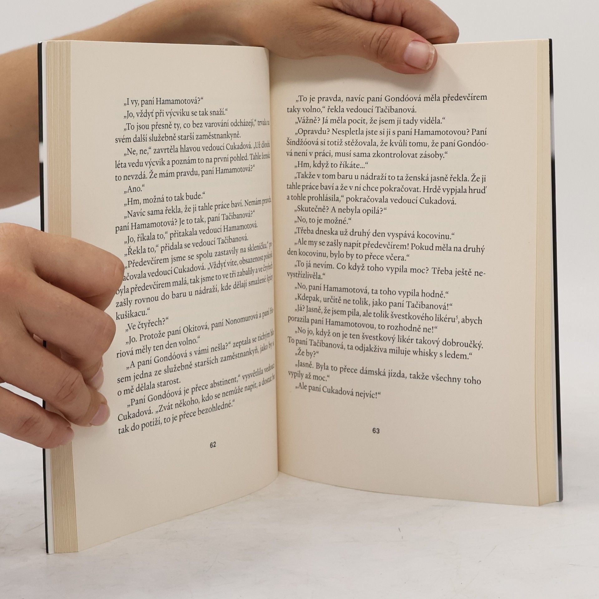 Natsuko Imamura Žena ve fialové sukni