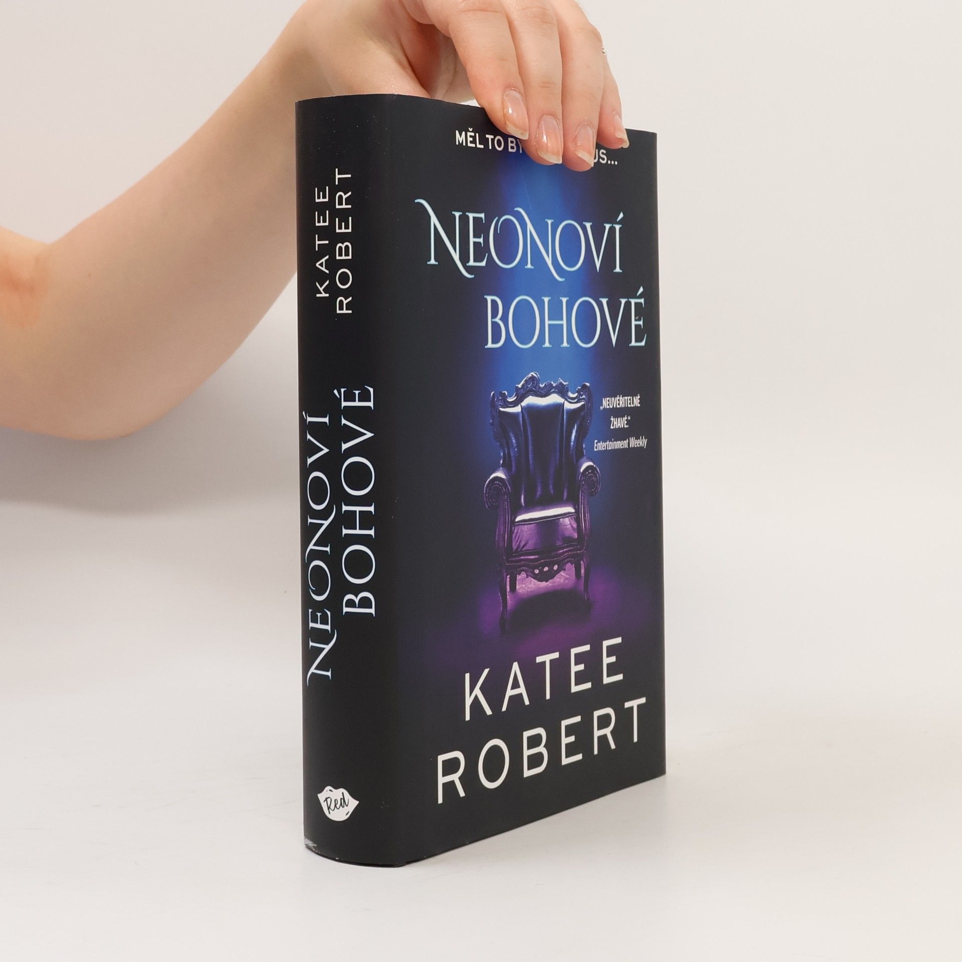 Katee Robert Neonoví bohové