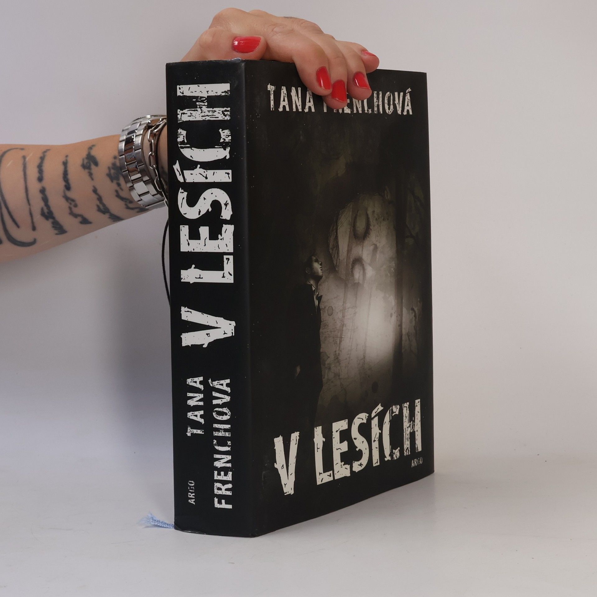 Tana French V lesích