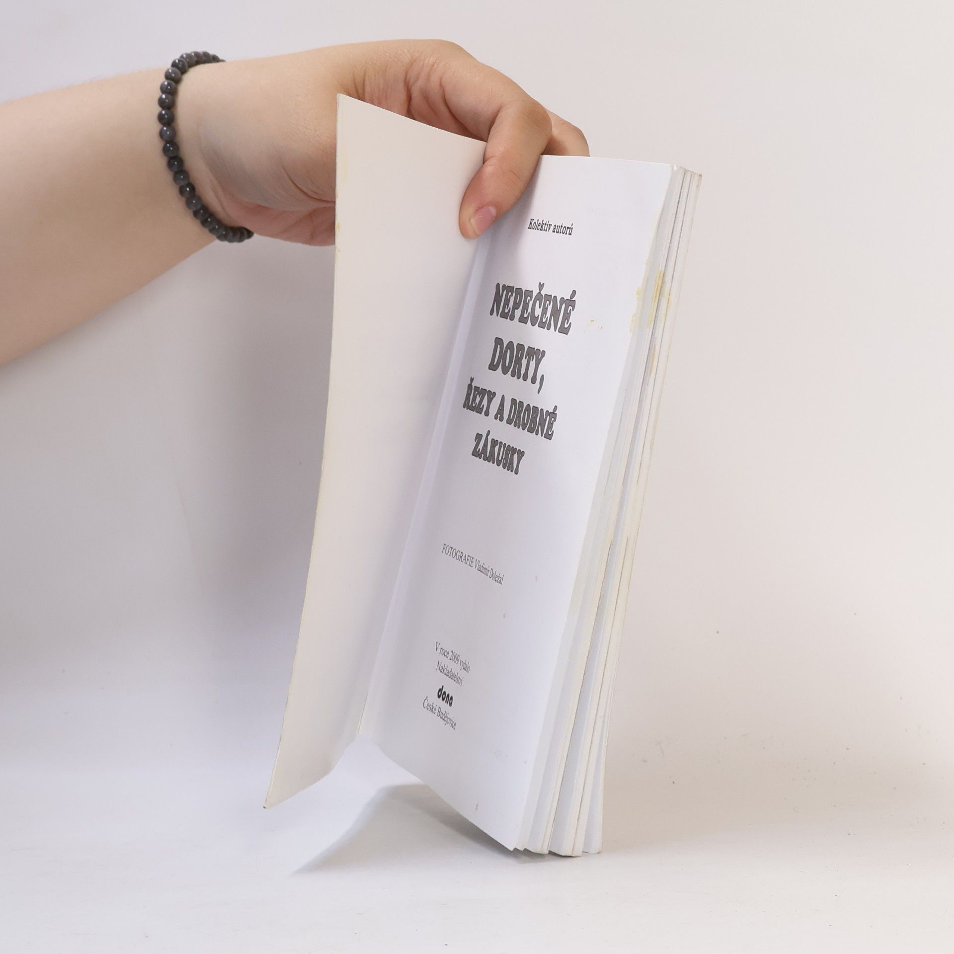 Various authors Nepečené dorty, řezy a drobné zákusky