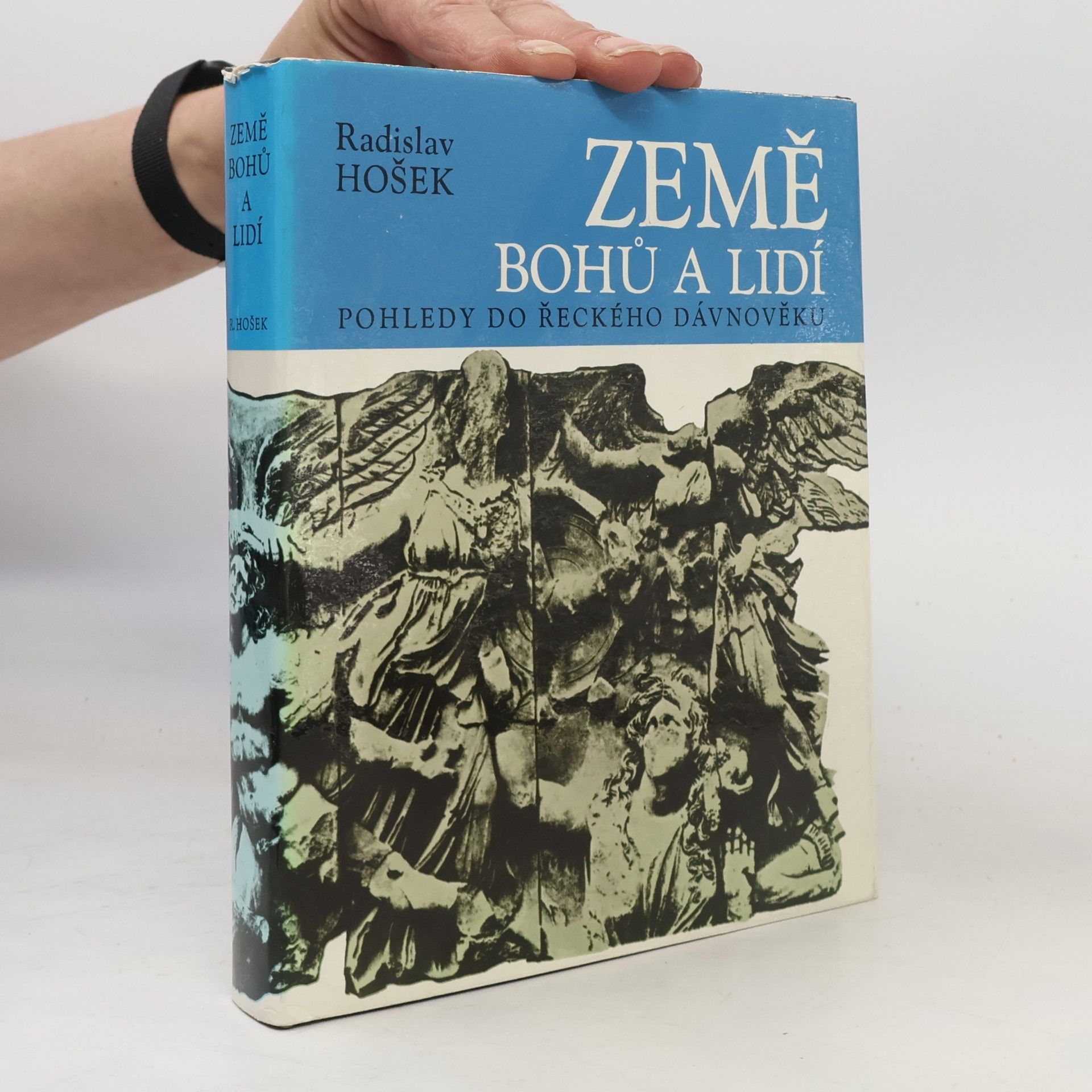 Země bohů a lidí