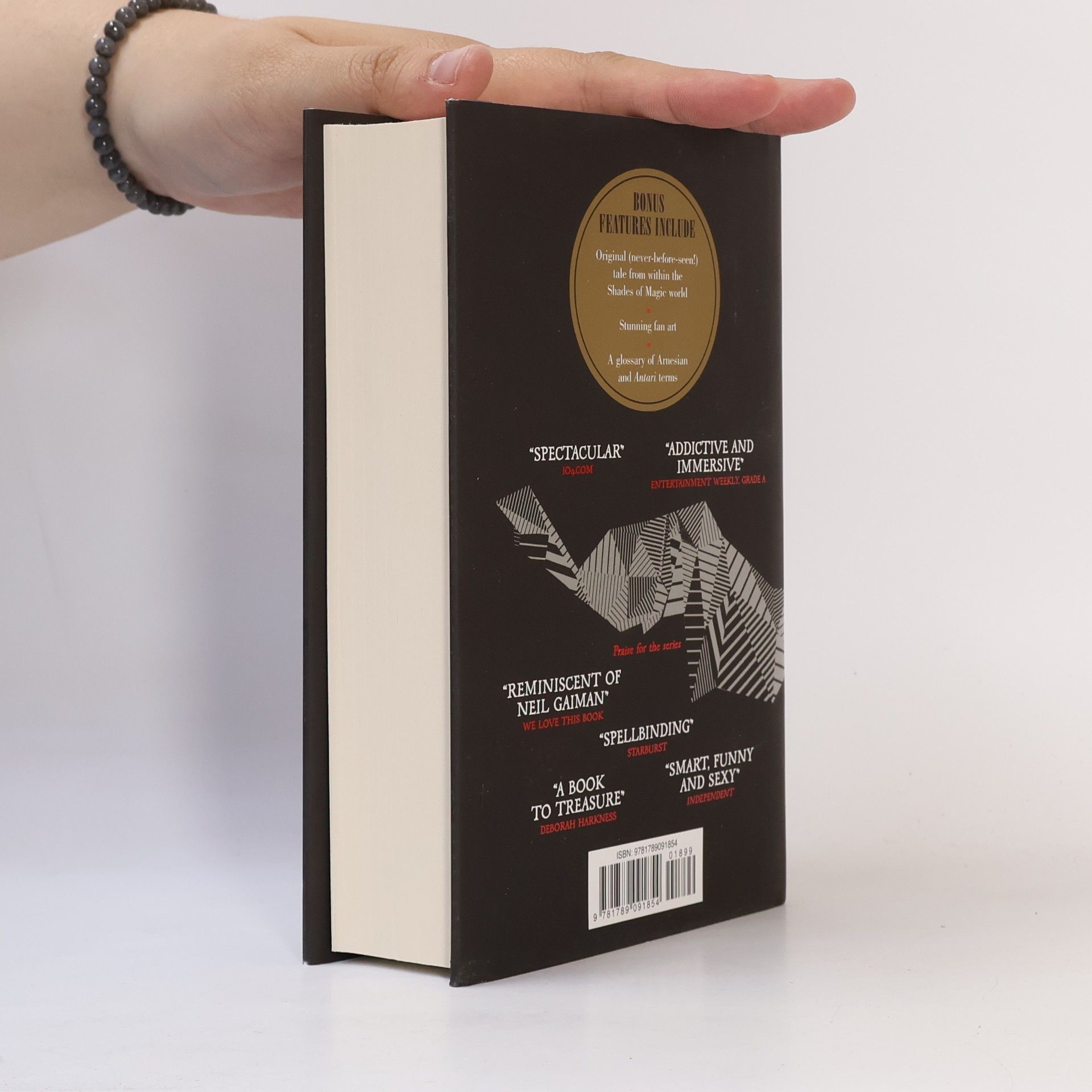 Victoria Schwabová A Gathering of Shadows: Collector's Edition