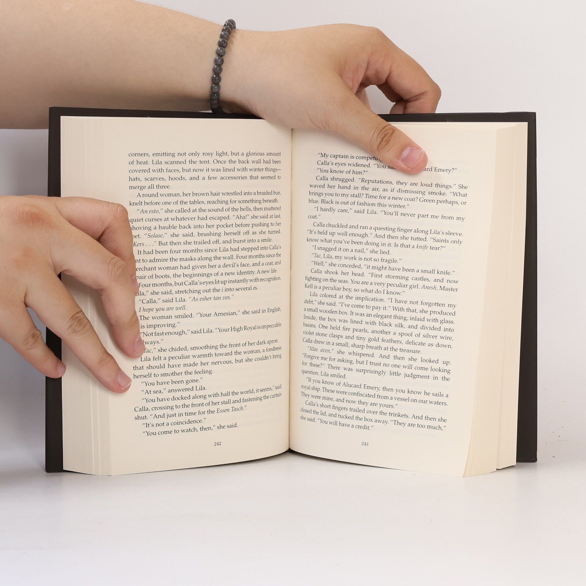 Victoria Schwabová A Gathering of Shadows: Collector's Edition