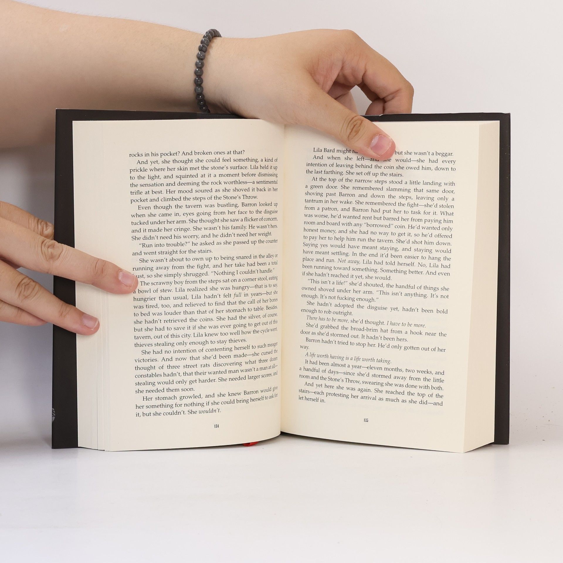 V. E. Schwab A Darker Shade of Magic