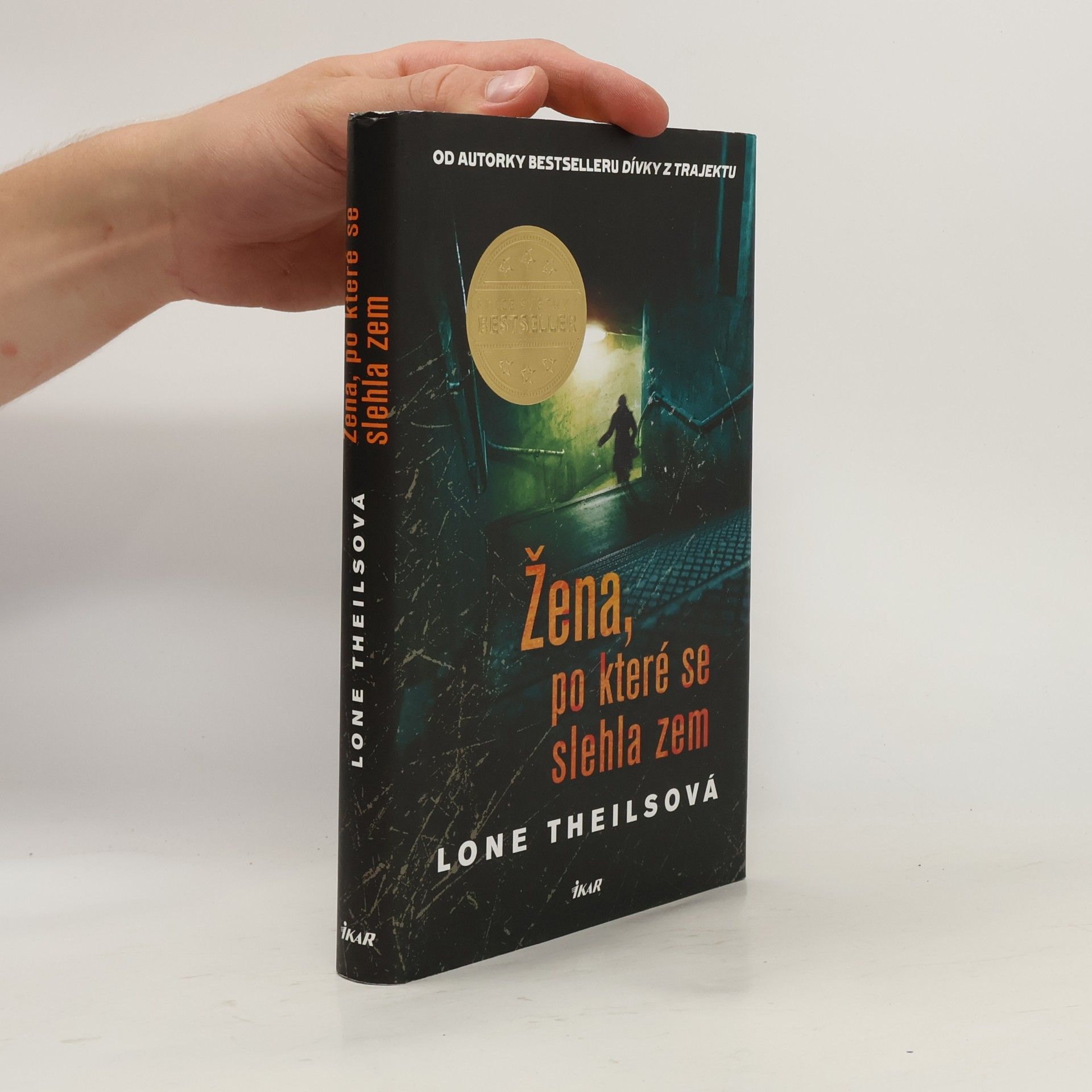 Lone Theils Žena, po které se slehla zem