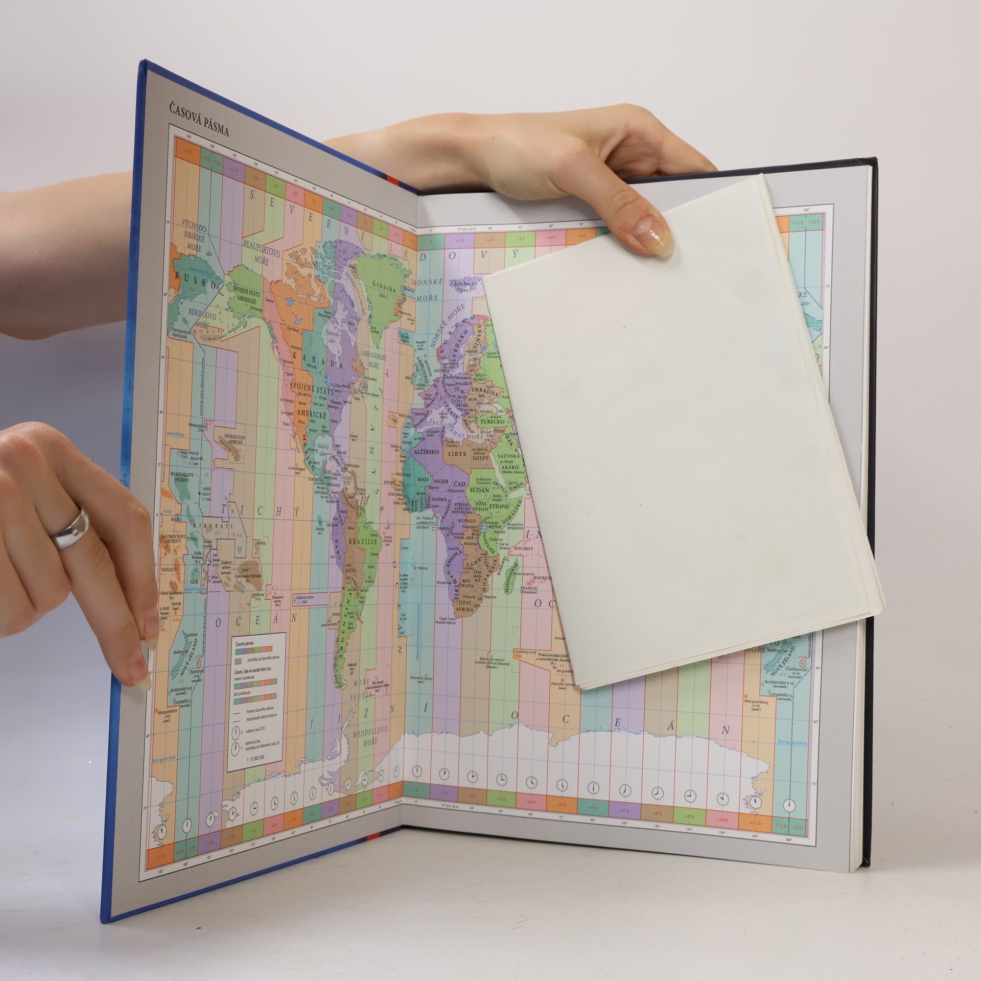 Autorenkollektiv Školní atlas světa
