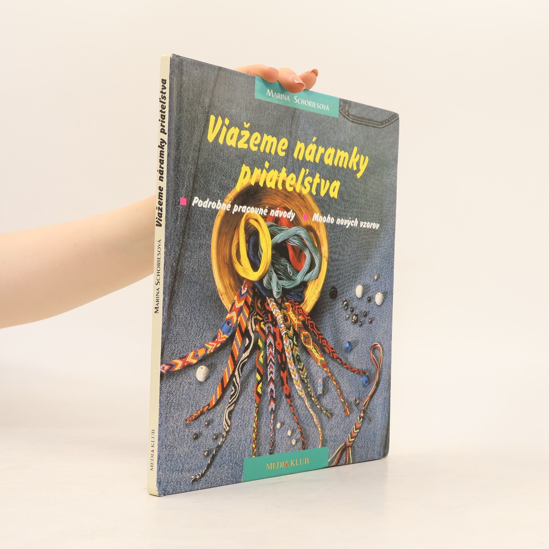 Martina Schoriesová Viažeme náramky priateľstva