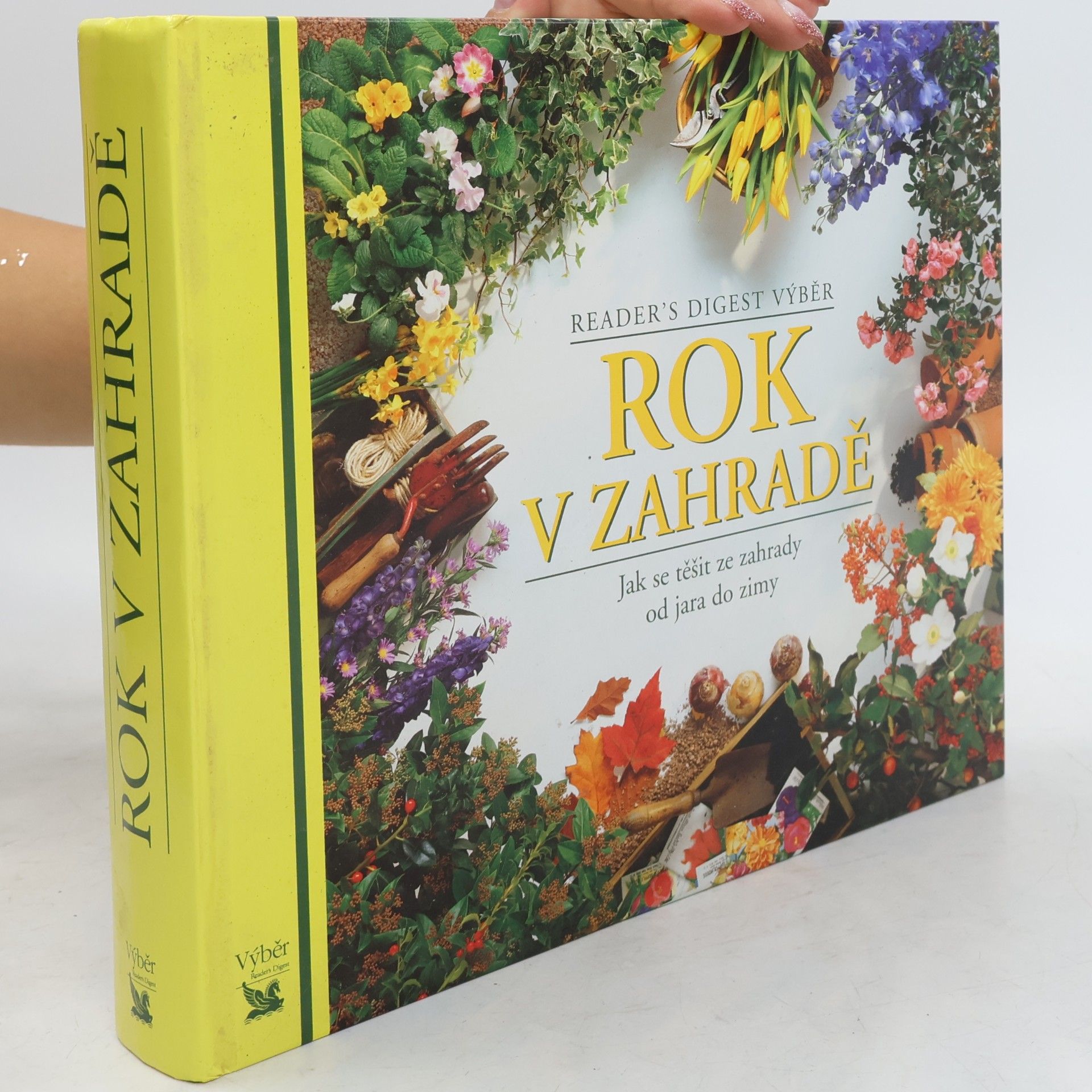 Various authors Rok v zahradě. Jak se těšit ze zahrady od jara do zimy