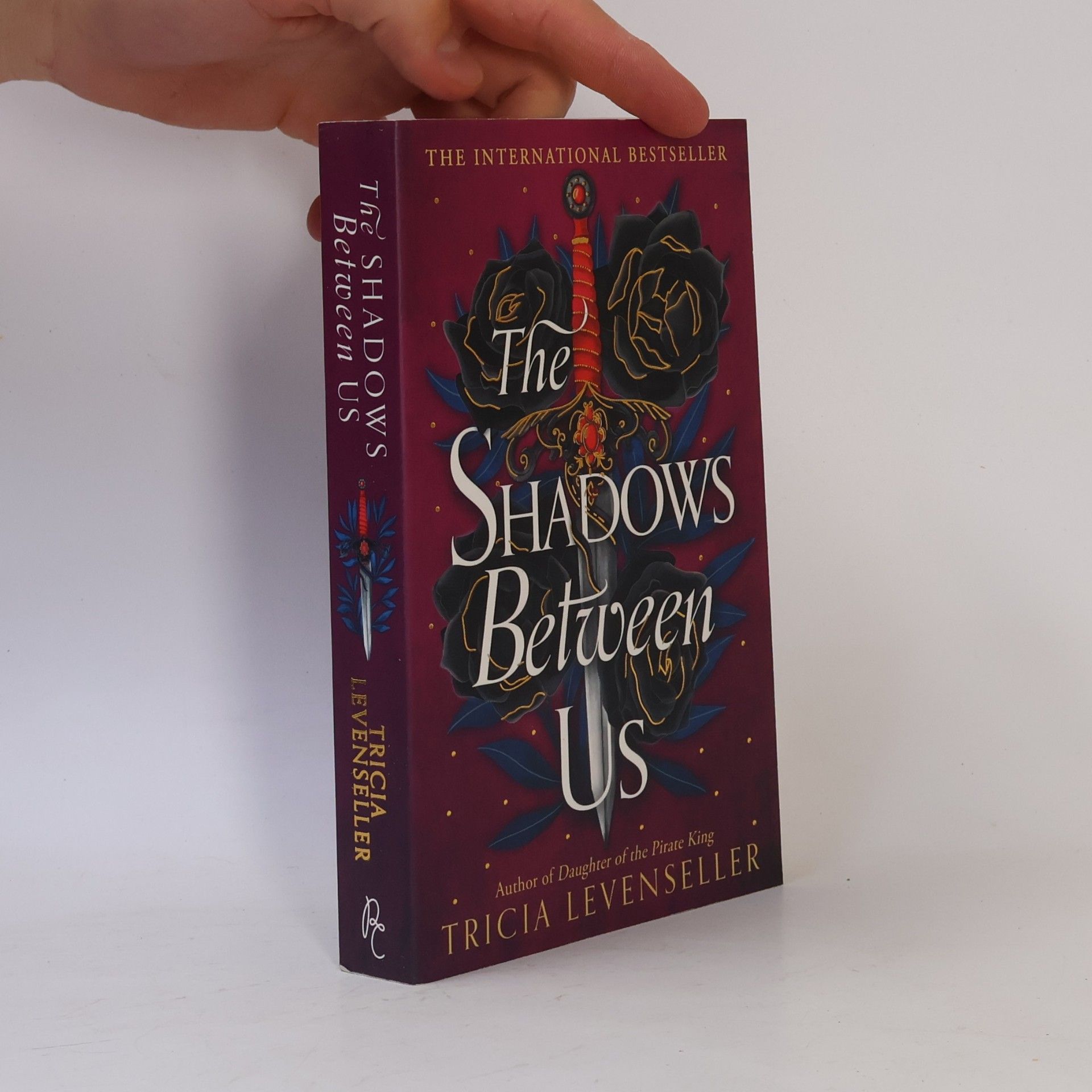 Tricia Levenseller The Shadows Between Us