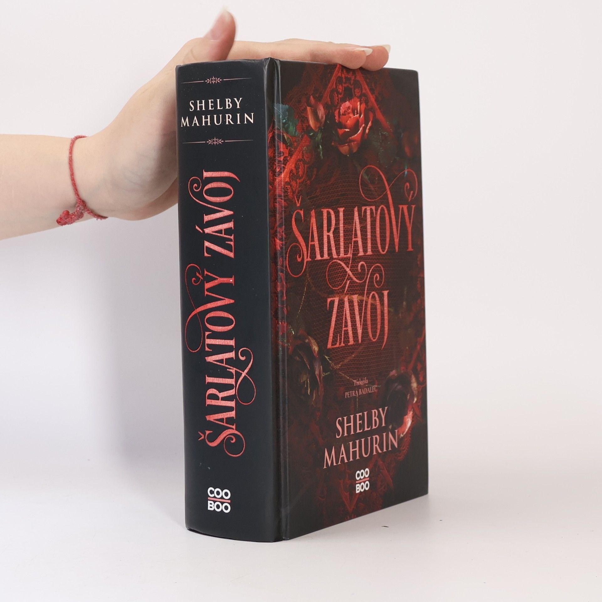 Shelby Mahurin Šarlatový závoj