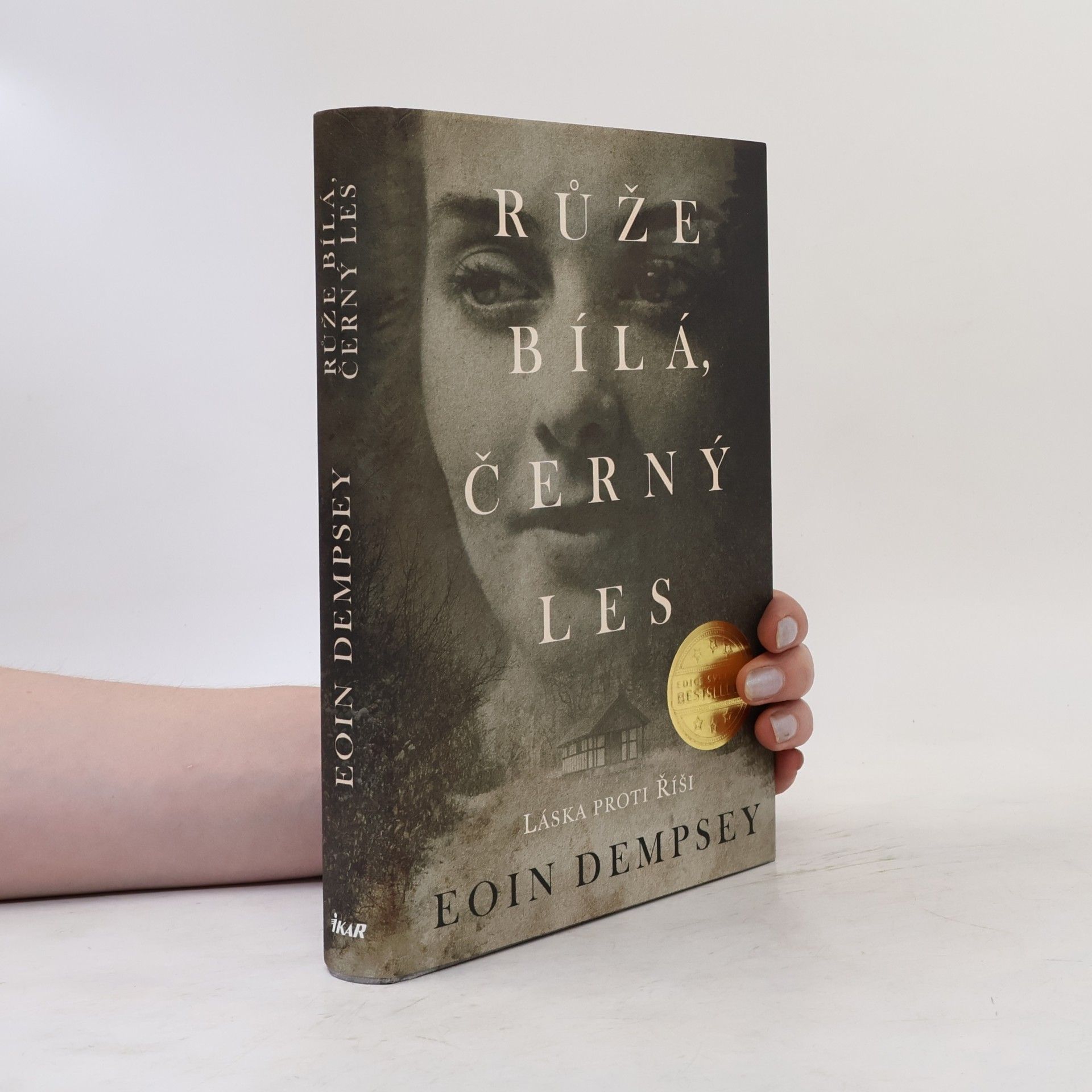 Eoin Dempsey Růže bílá, černý les
