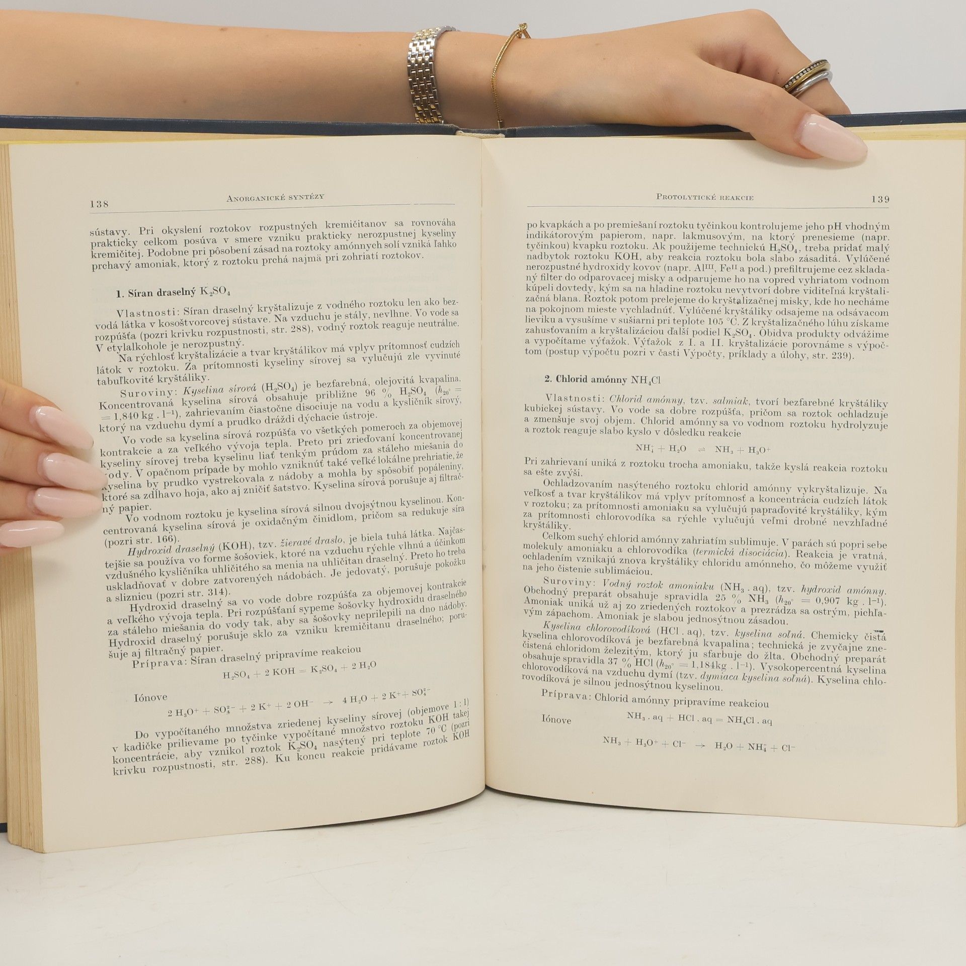 Various authors Laboratórne a výpočtové cvičenie z anorganickej chémie
