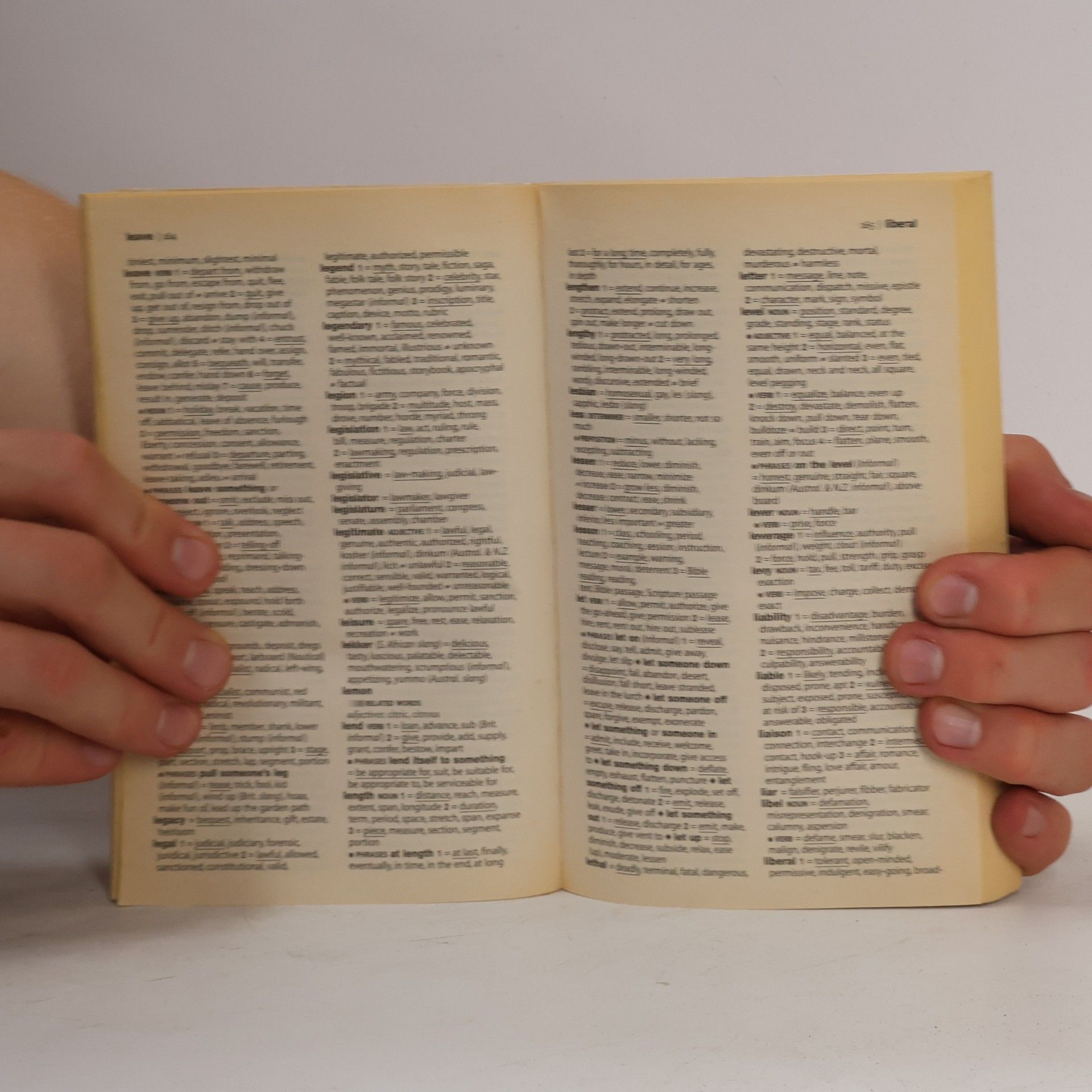 Lorna Gilmour Collins Thesaurus A-Z Home Edition
