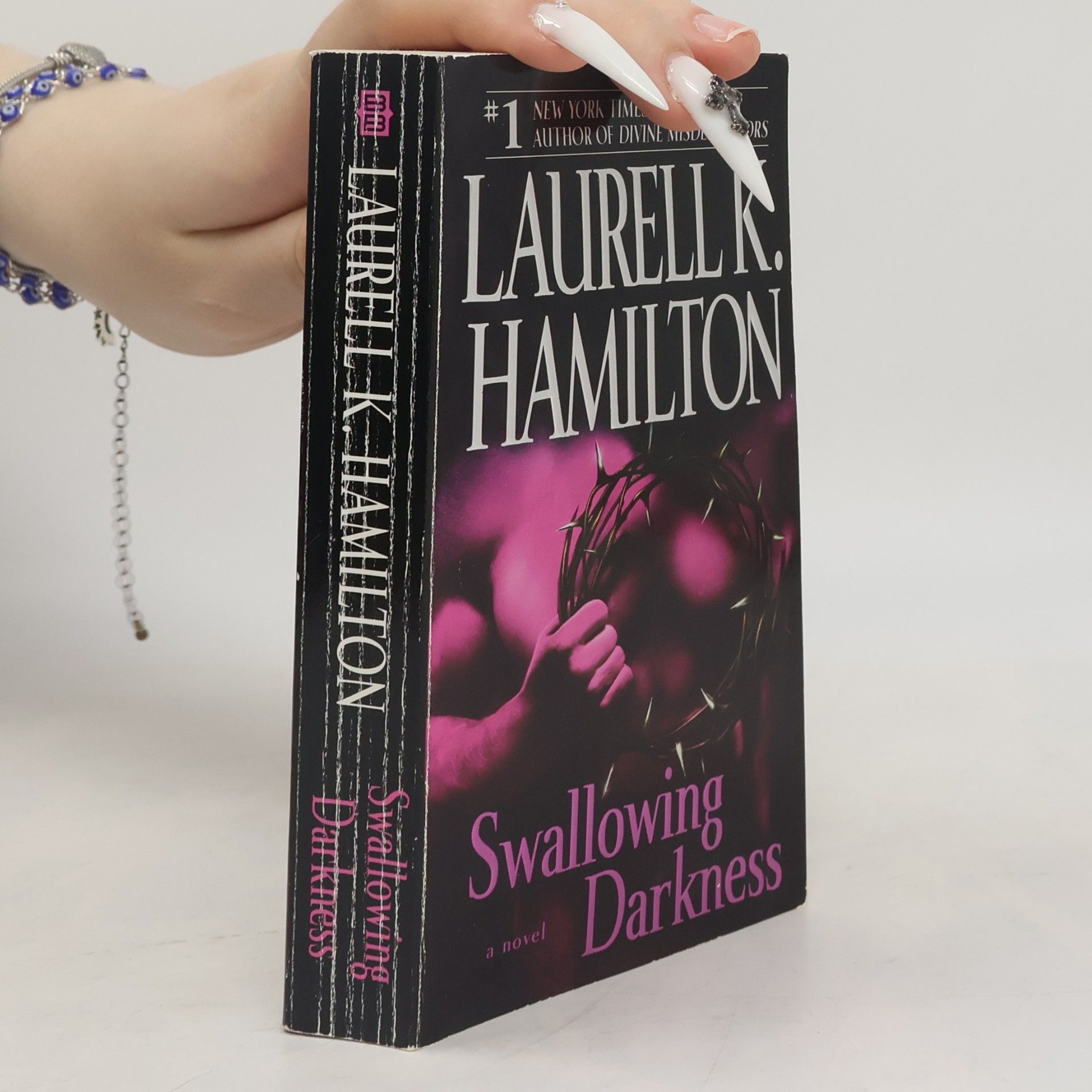 Laurell Kaye Hamilton Swallowing Darkness