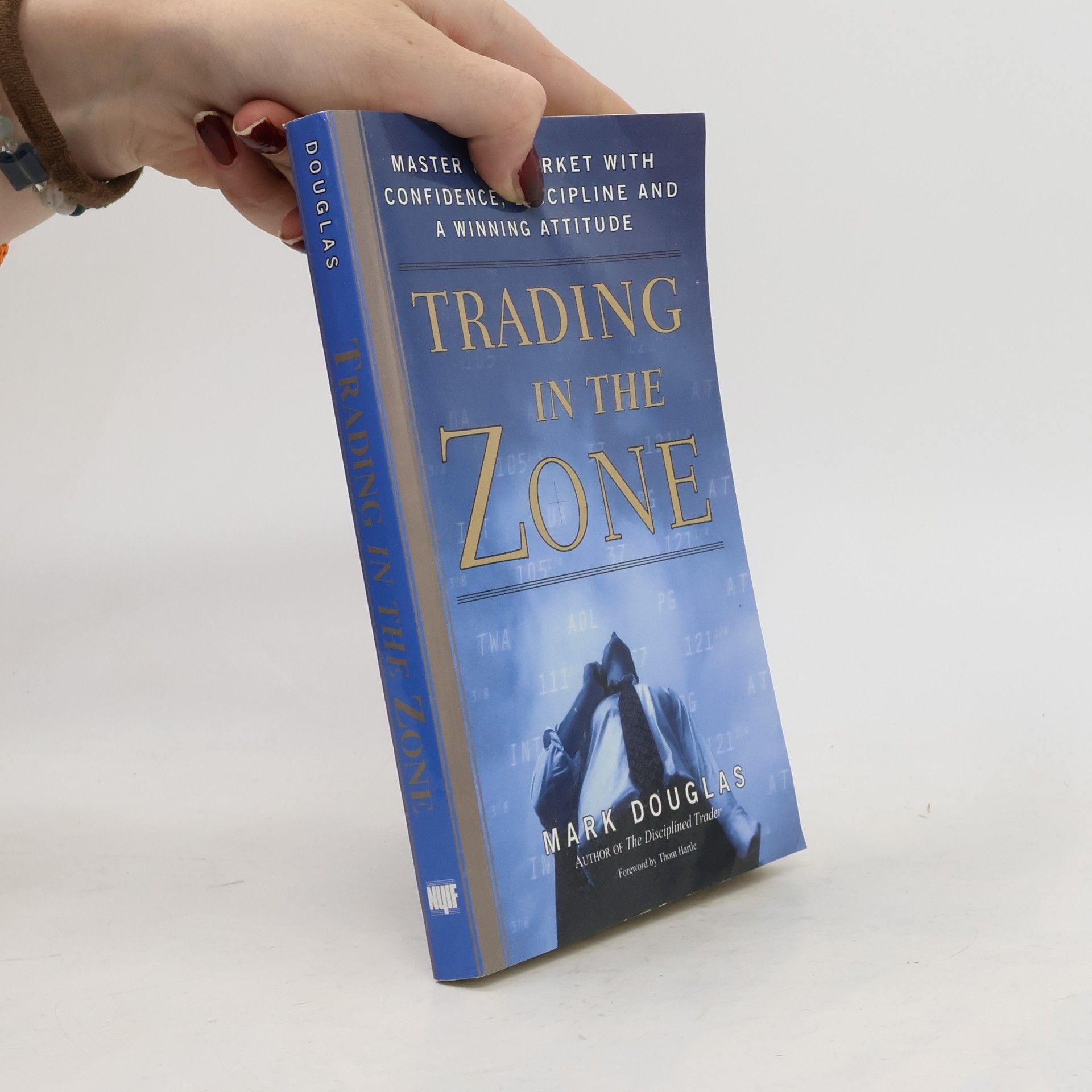 Mark Mark J. Douglas Trading in the zone : master the market with confidence, discipline and a winning attitude