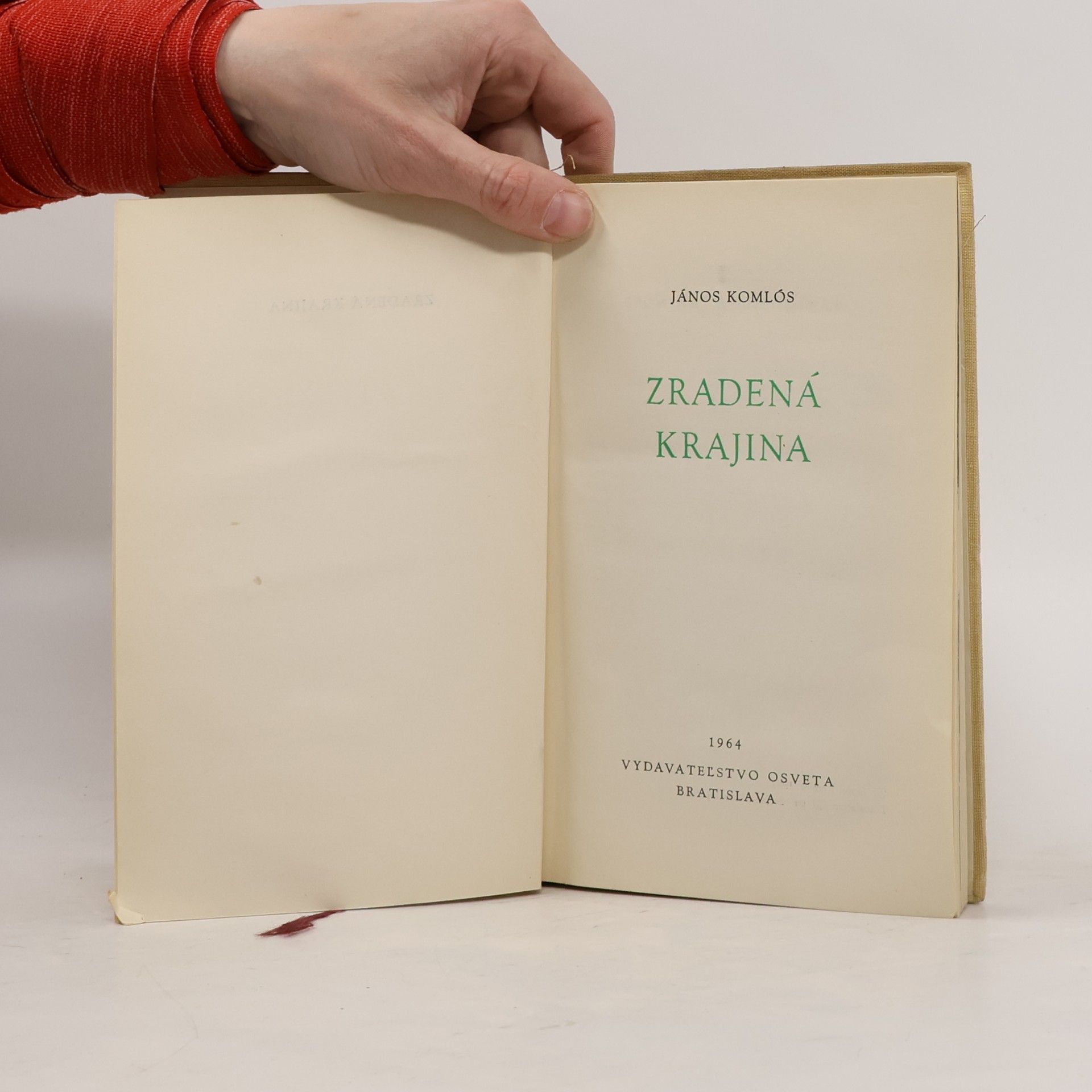 János Komlós Zradená krajina
