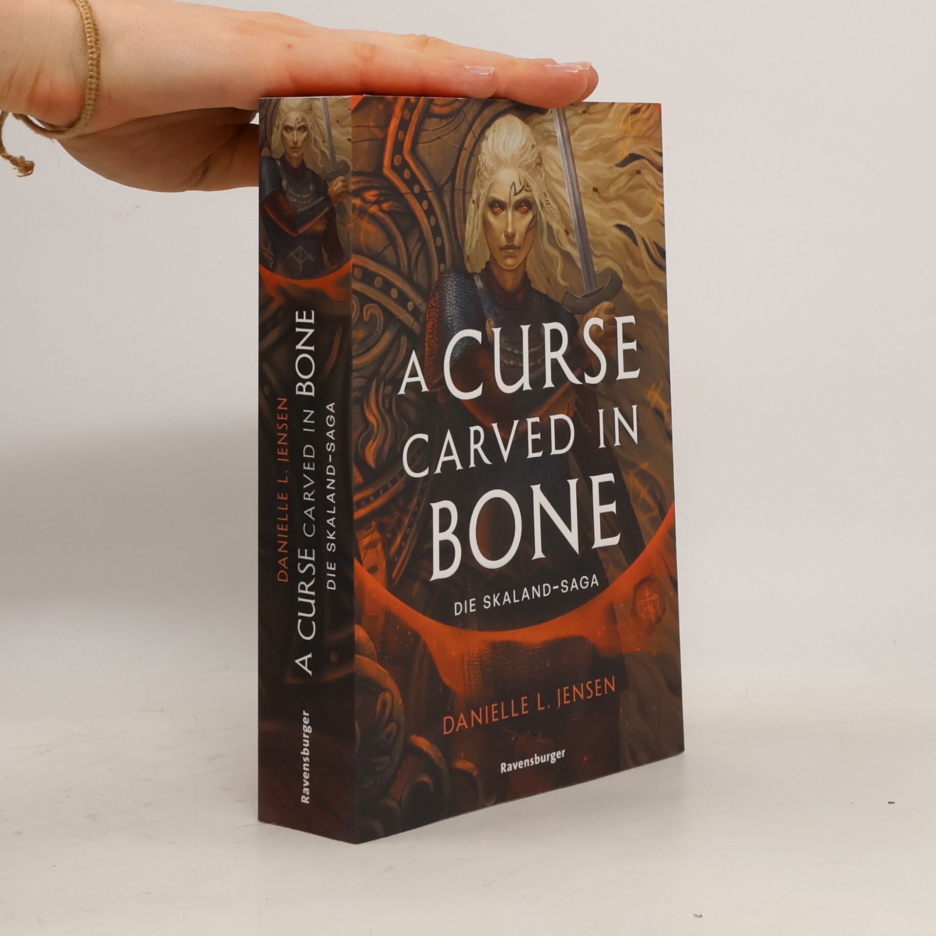 Danielle L. Jensen Die Skaland-Saga - 2: A Curse Carved in Bone - Limitierte Auflage mit Farbschnitt