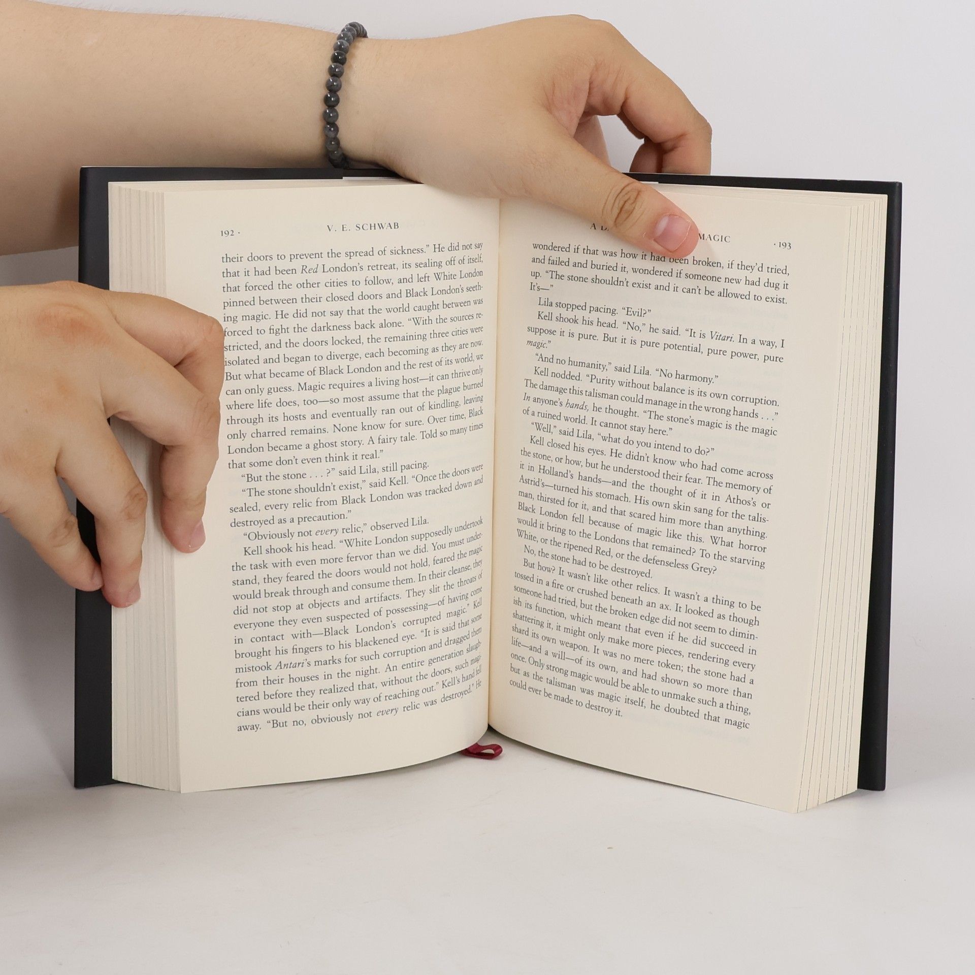 Victoria Schwab A Darker Shade of Magic