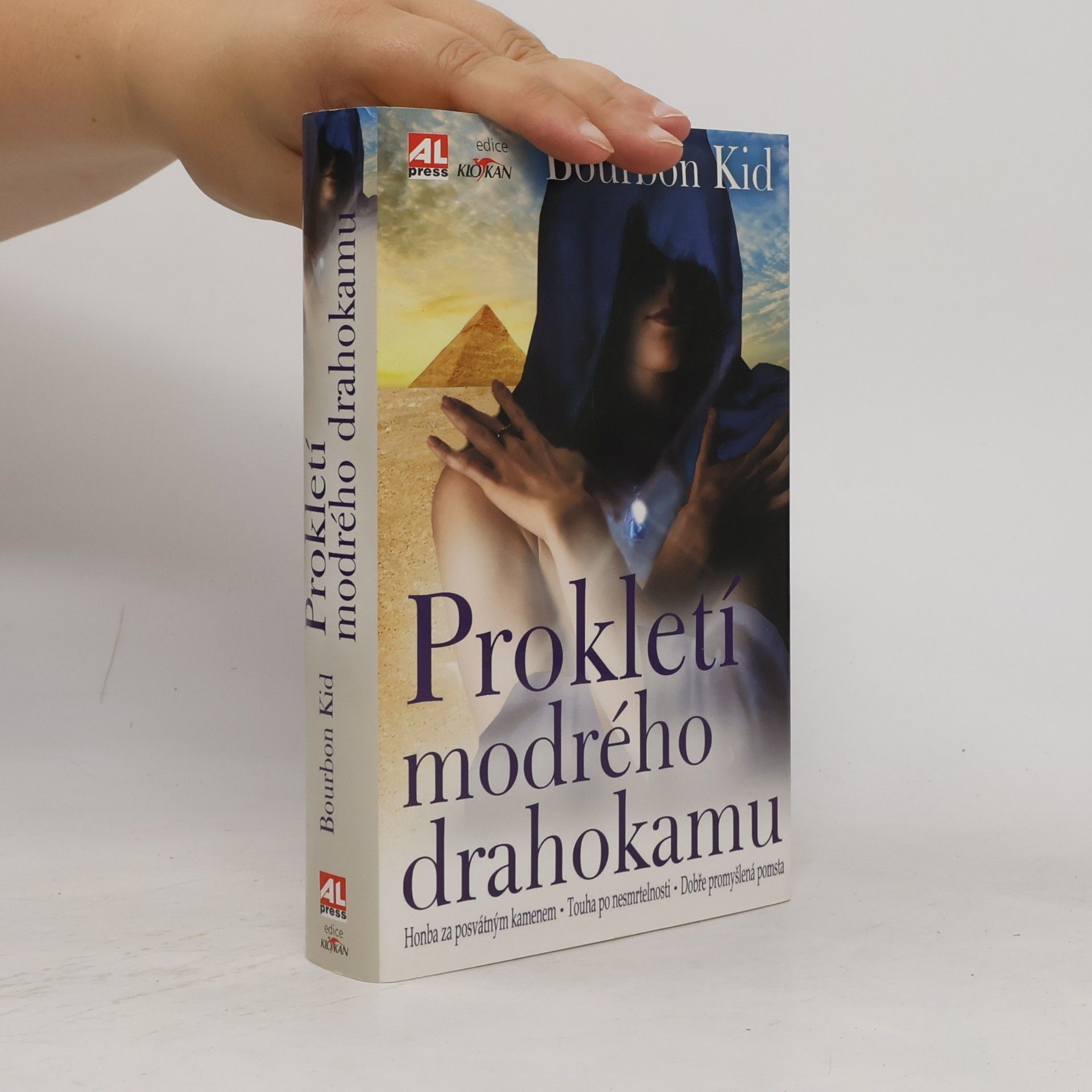 Bourbon Kid Prokletí modrého drahokamu. Honba za posvátným kamenem. Touha po nesmrtelnosti. Dobře promyšlená pomsta