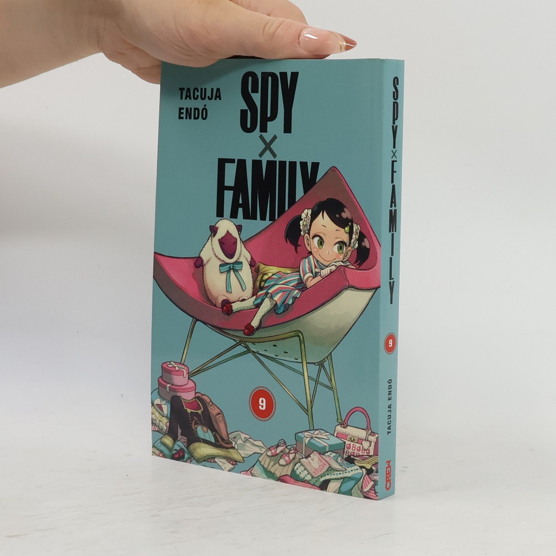 Tacuja Endó Spy x Family. 9
