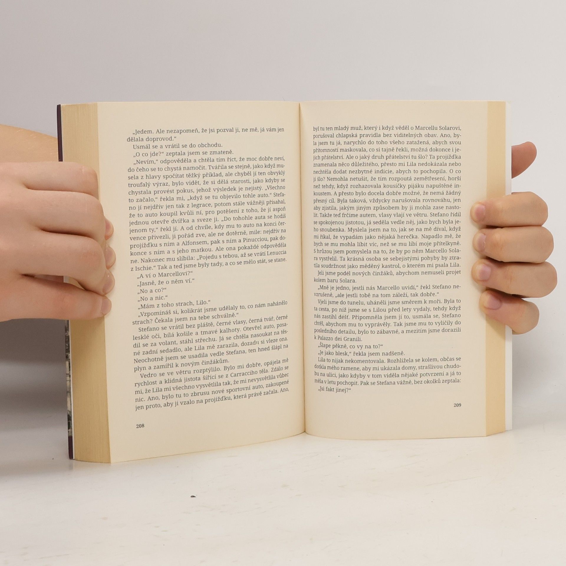 Elena Ferrante Geniální přítelkyně 1. Dětství a dospívání