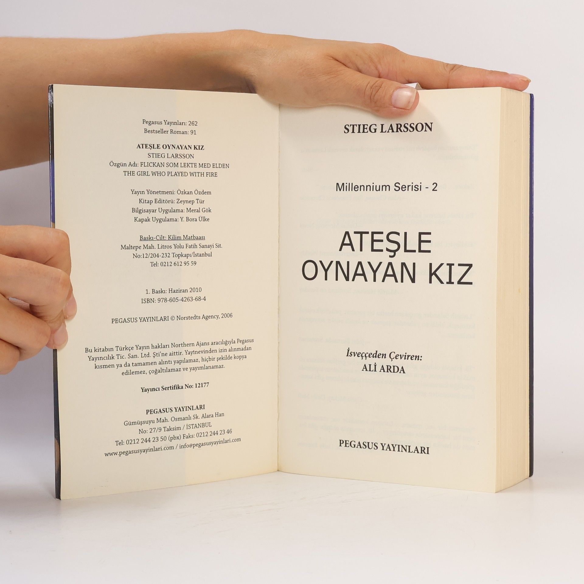 Stieg Larsson Millennium - 2: Ateşle oynayan kız