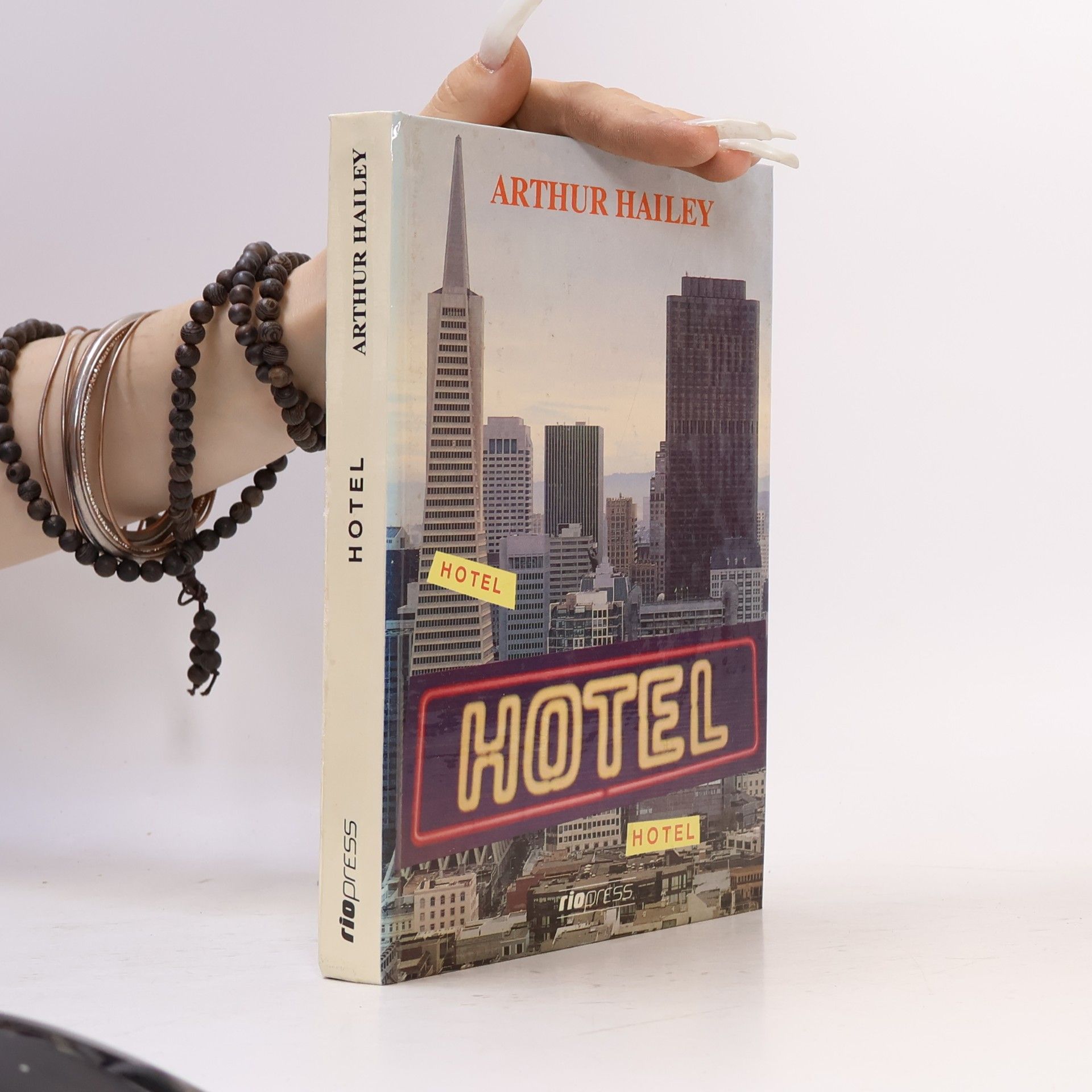 Arthur Hailey Hotel