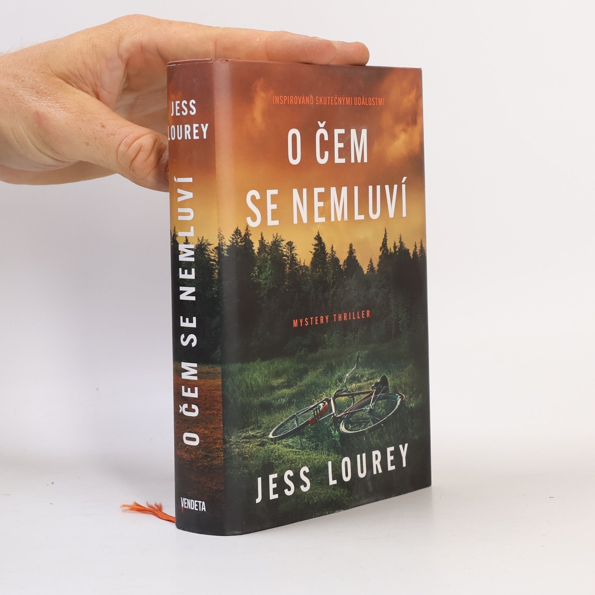 Jess Lourey O čem se nemluví