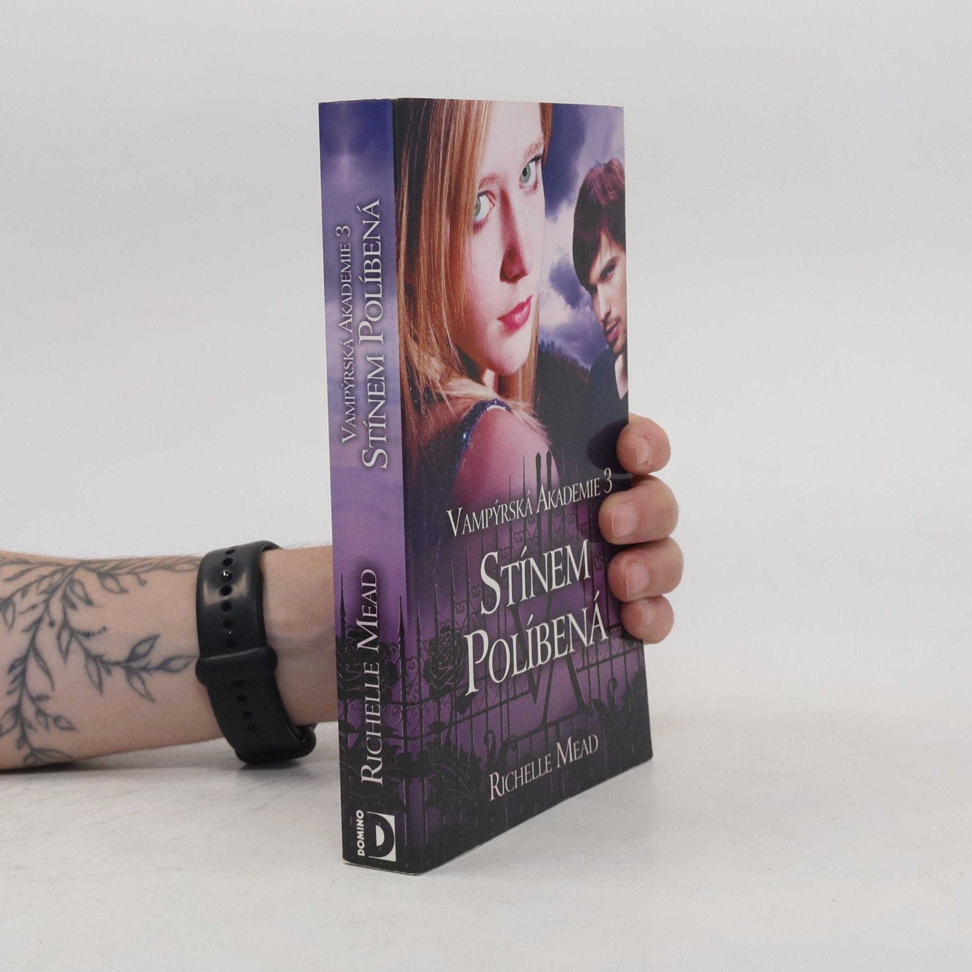 Richelle Mead Vampýrská akademie 3: Stínem políbená.