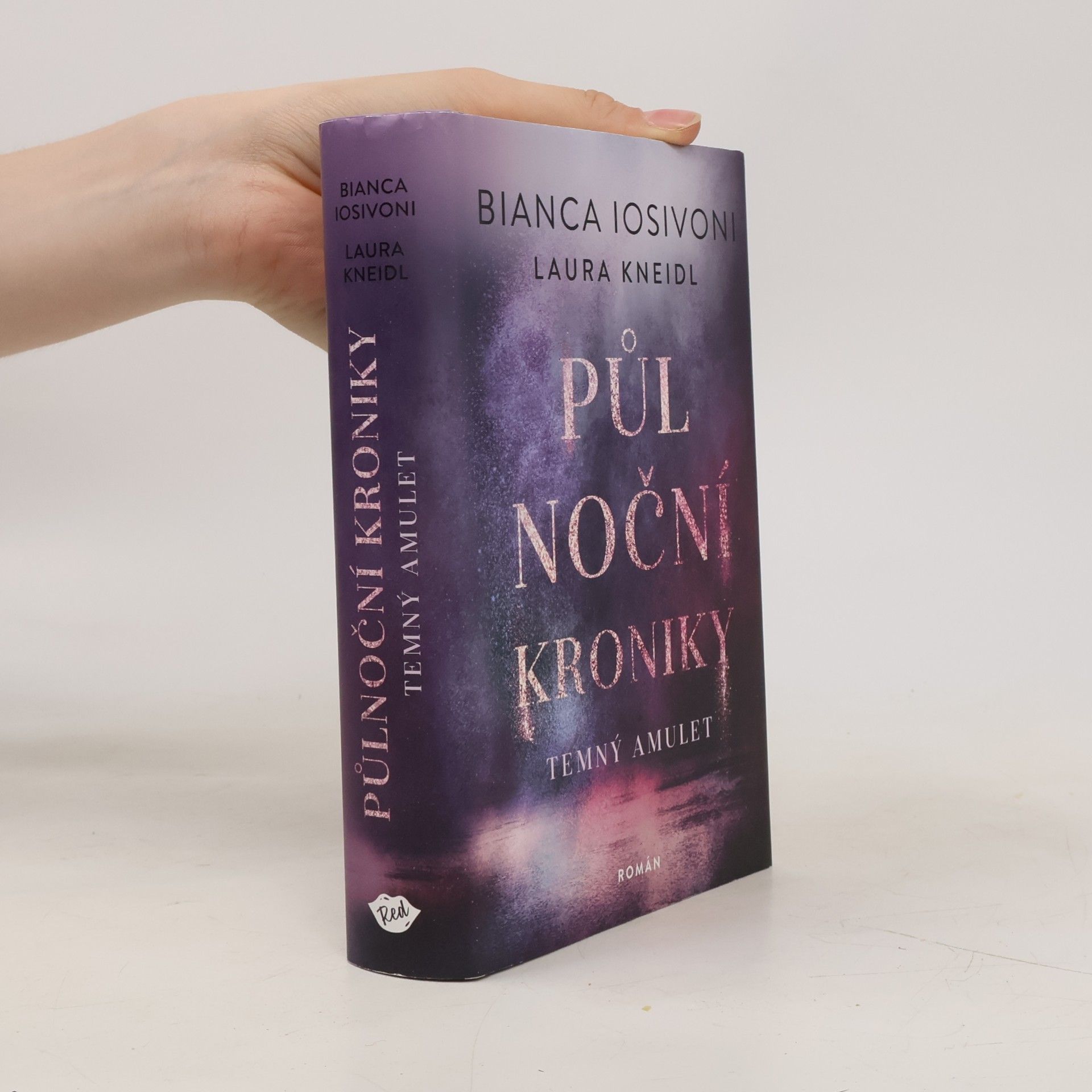 Bianca Iosivoni Půlnoční kroniky: Temný amulet.