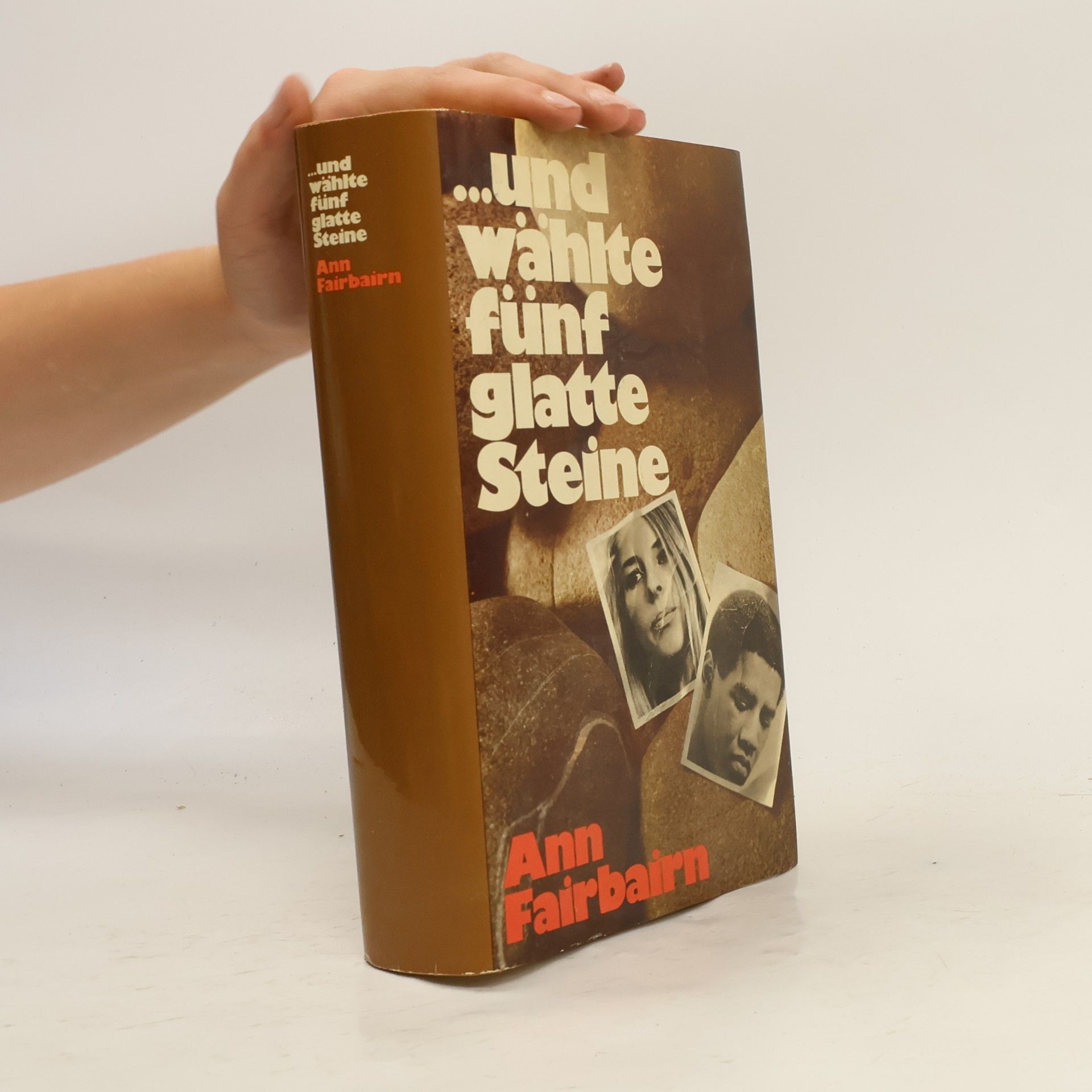 Ann Fairbairn ... und wählte fünf glatte Steine