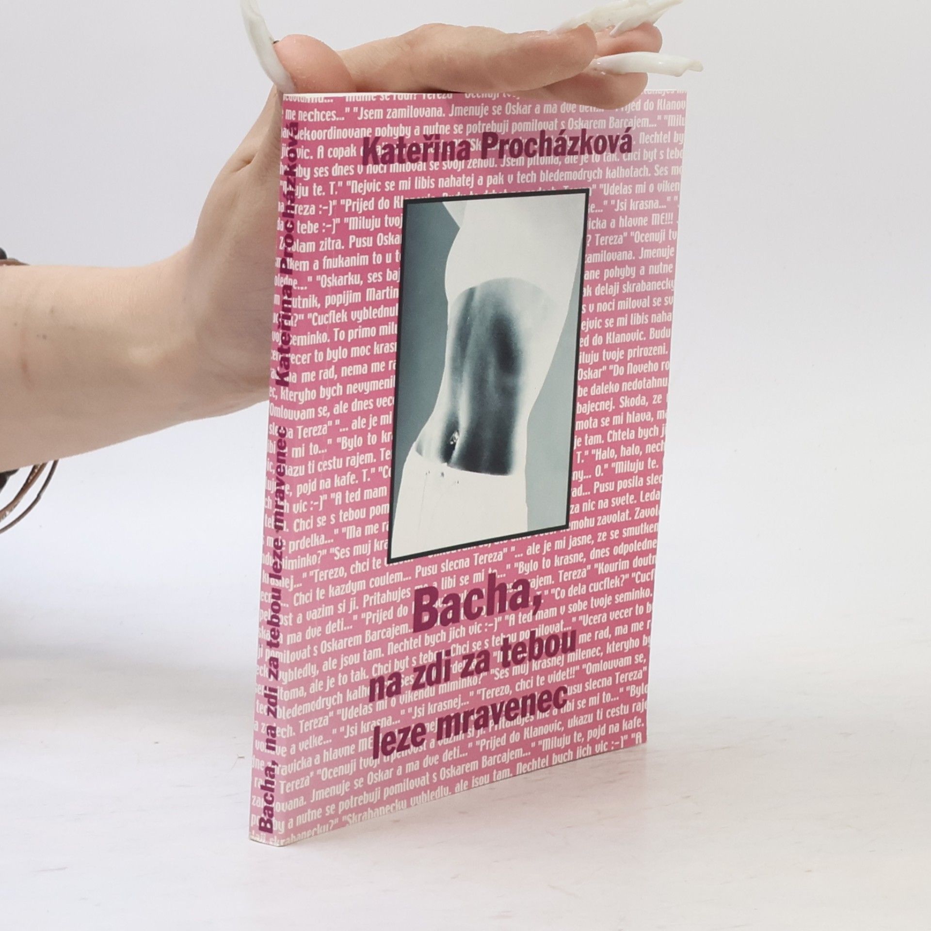 Kateřina Procházková Bacha, na zdi za tebou leze mravenec