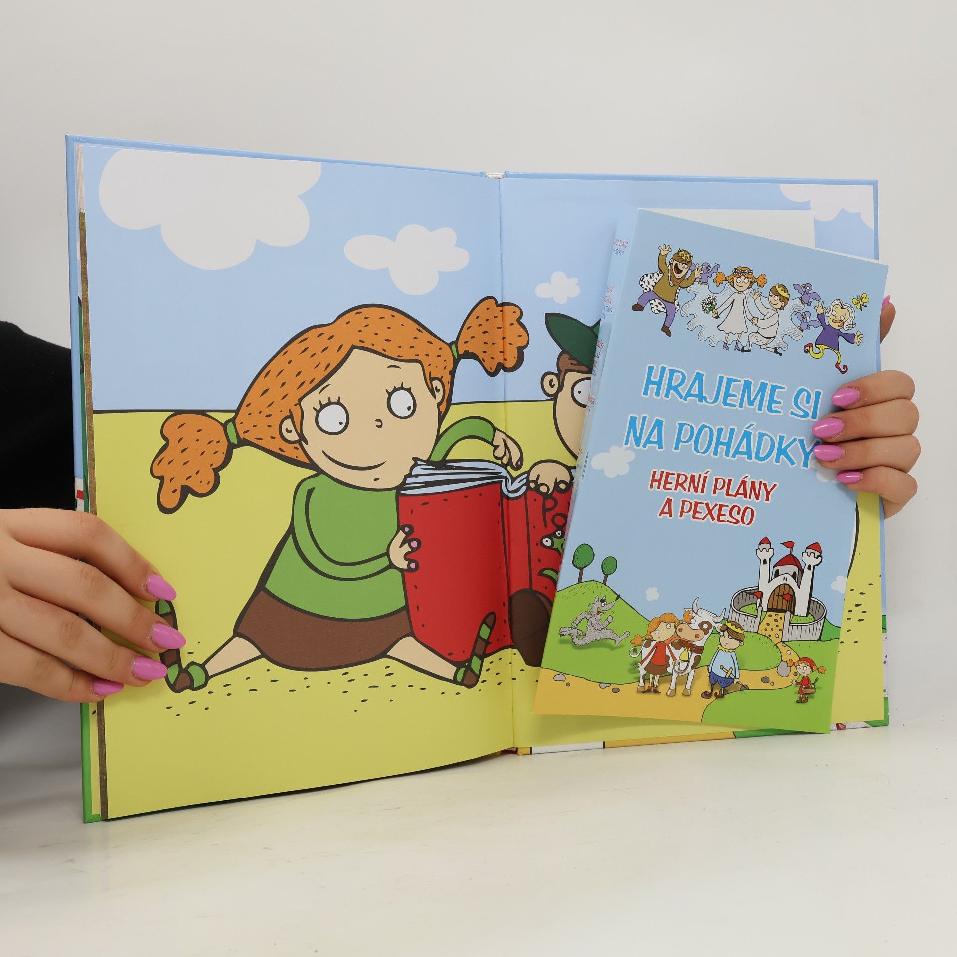 Autorenkollektiv Hrajeme si na pohádky: Stolní hry, pohybové aktivity a komiksy na motivy 15 nejznámějších pohádek