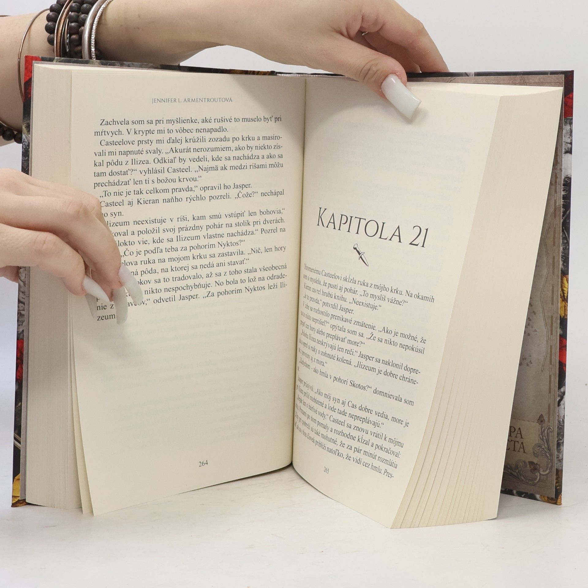 Jennifer L. Armentrout Koruna z pozlátených kostí