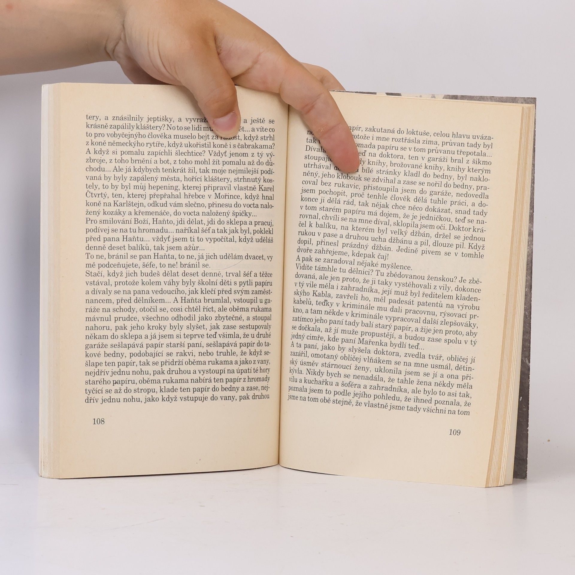 Bohumil Hrabal Svatby v domě. Dívčí románek. 1. díl trilogie