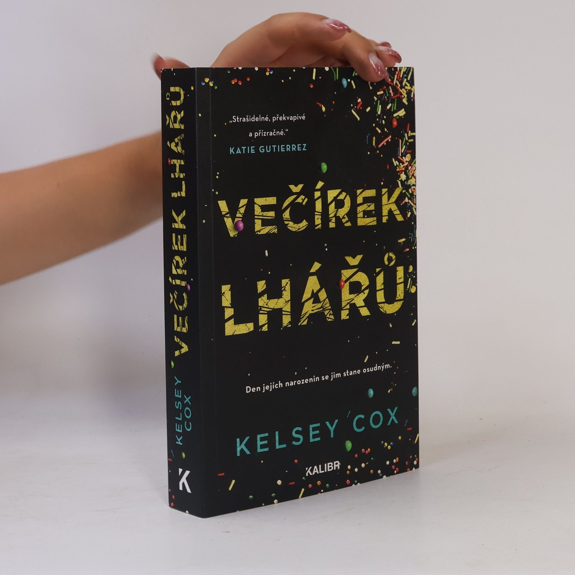 Kelsey Cox Večírek lhářů