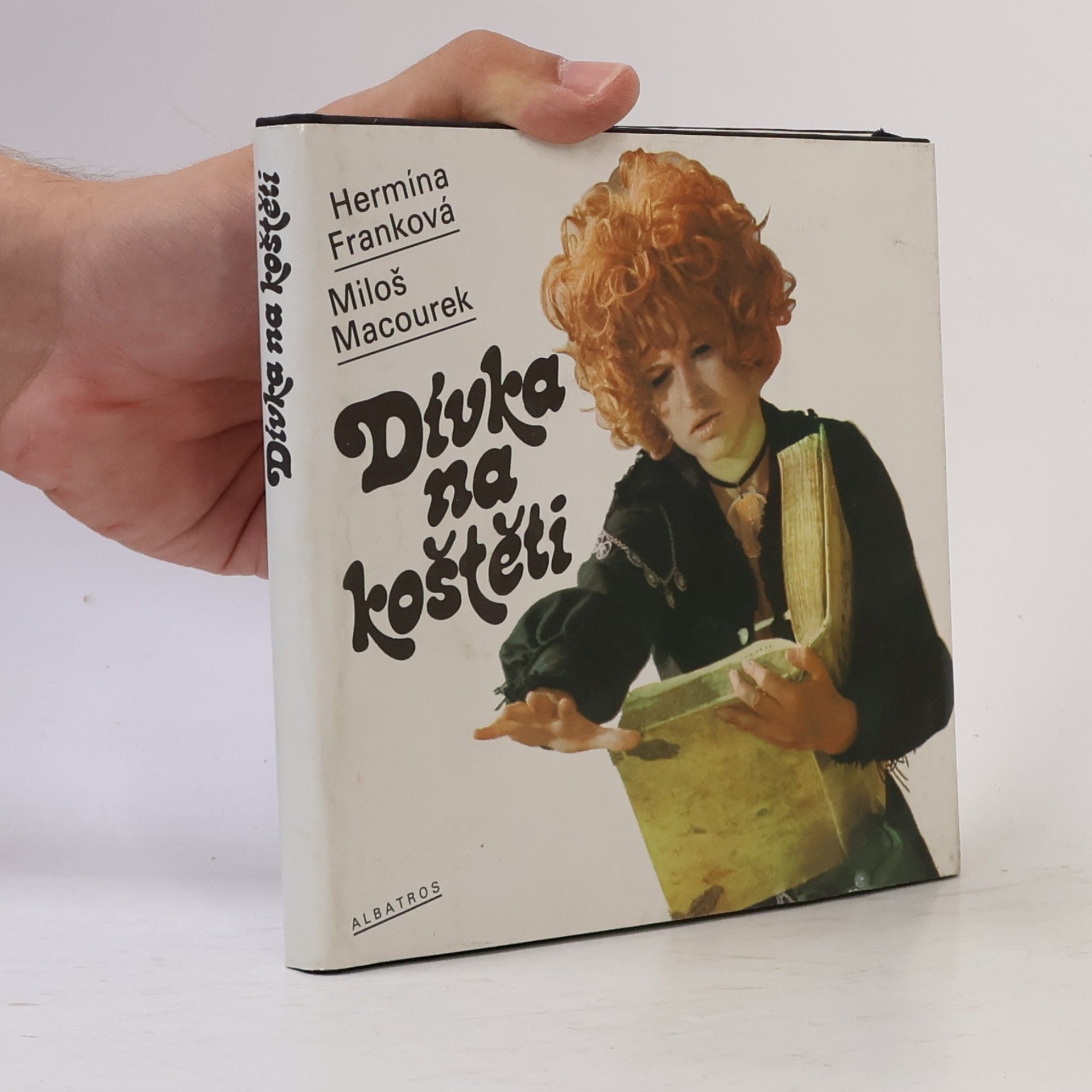 Miloš Macourek Dívka na koštěti