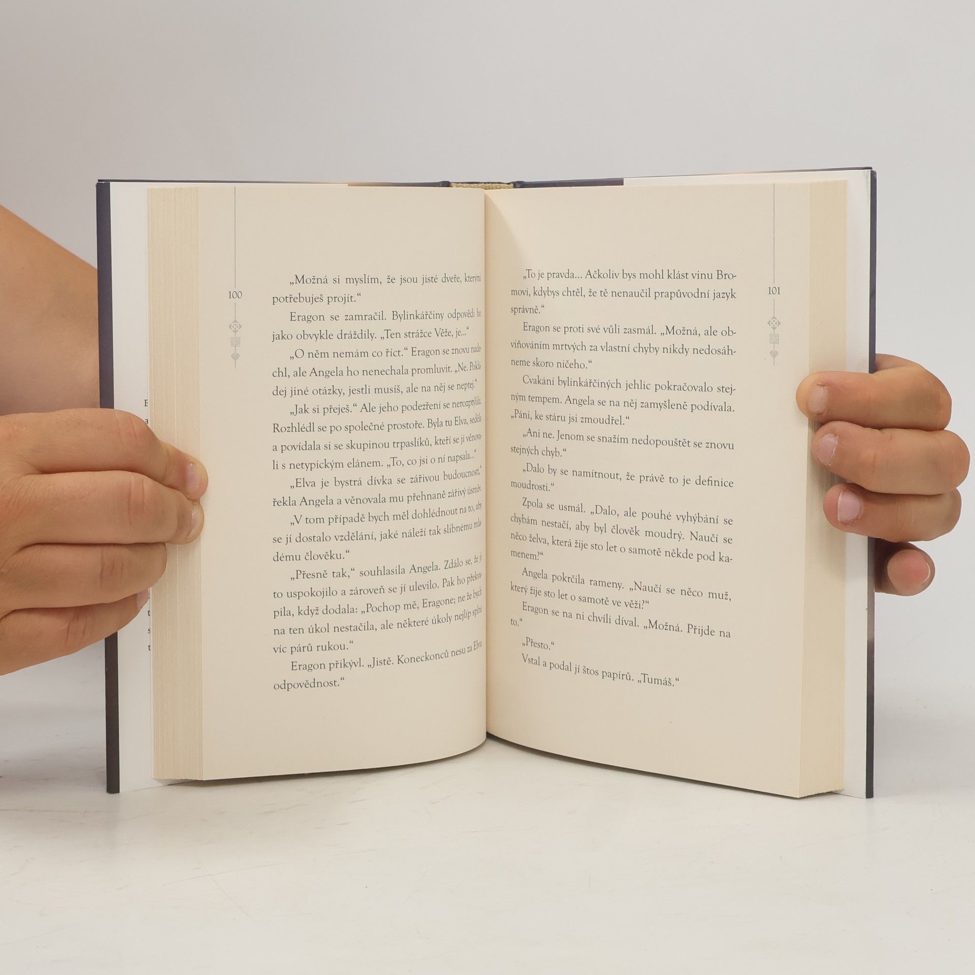 Christopher Paolini Poutník, čarodějnice a červ - Příběhy z Alagaësie I.