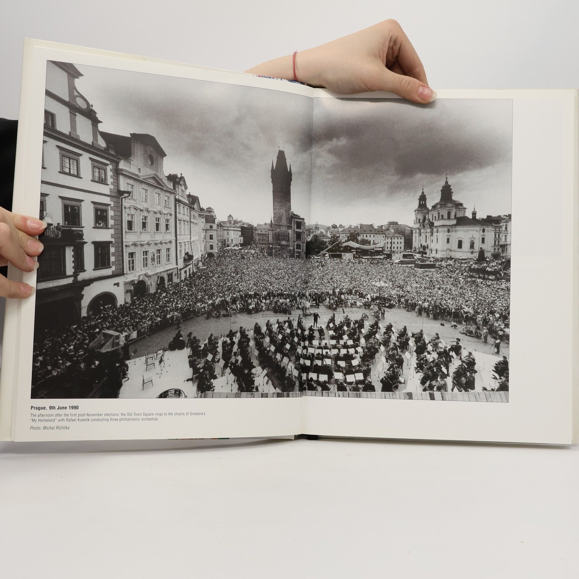 Václav Havel Ten Years: The Events of 1989-1999 as photographed by MF Dnes