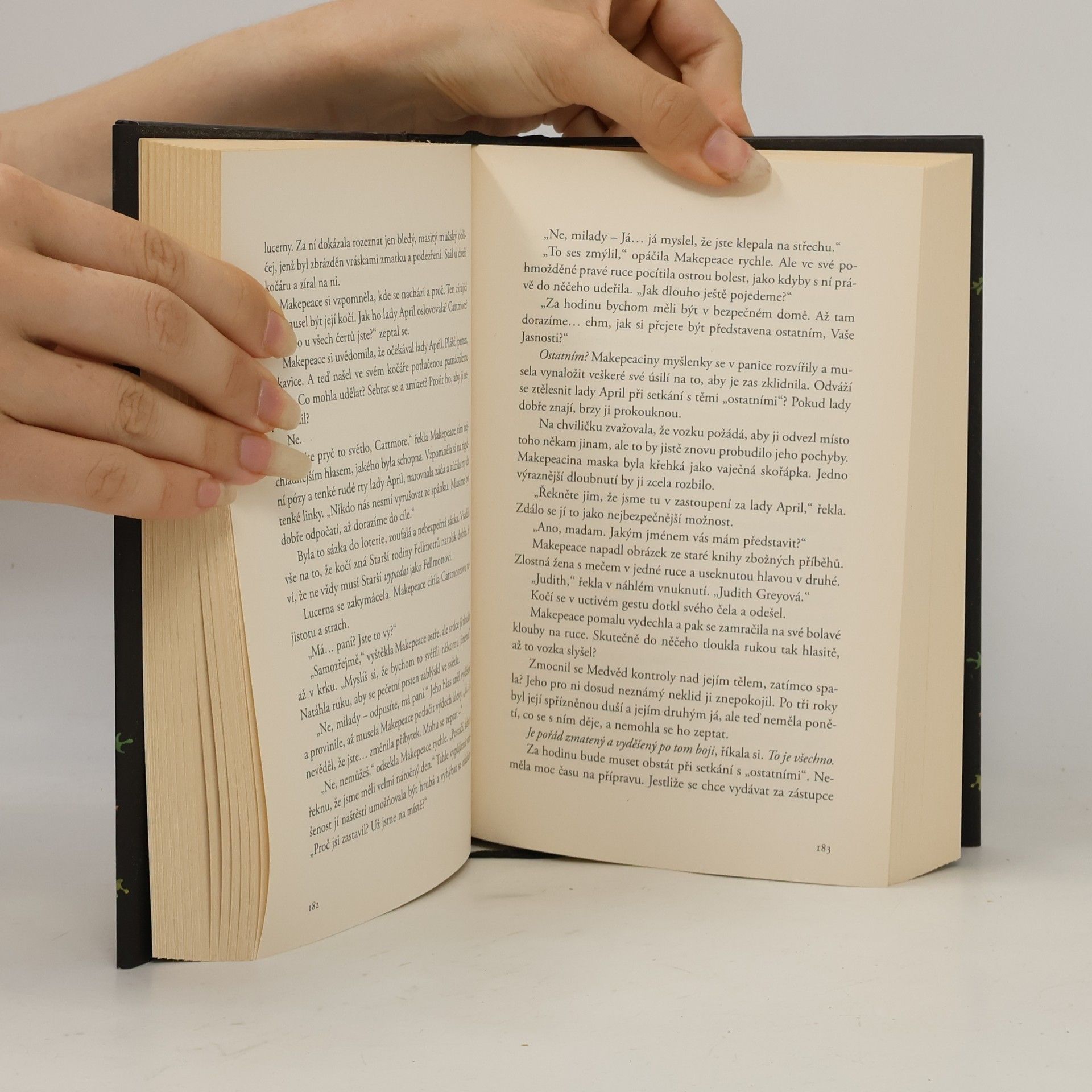 Frances Hardinge Kůže plná stínů