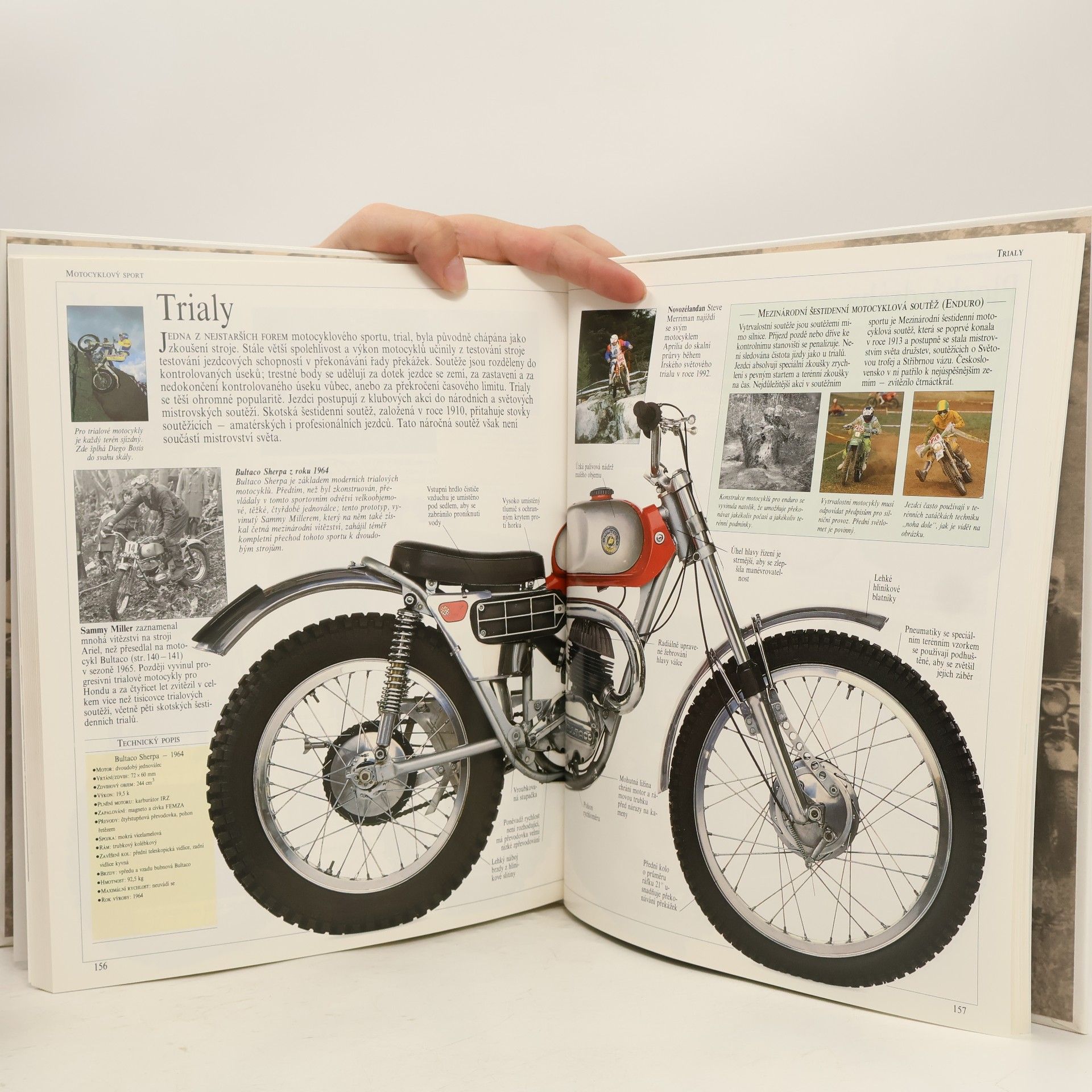 Hugo Wilson Velká kniha o motocyklech