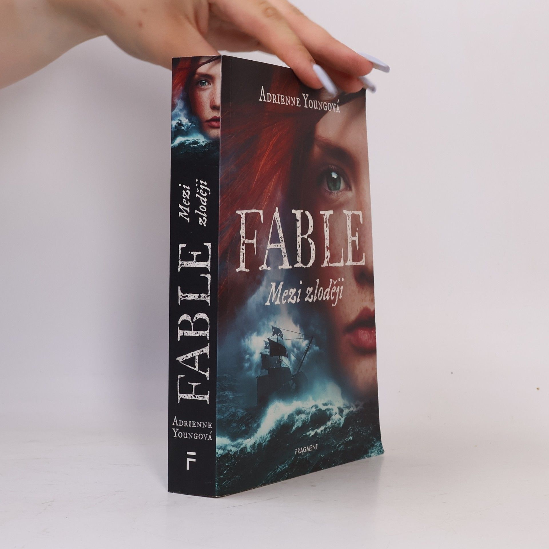 Adrienne Young Fable. Mezi zloději