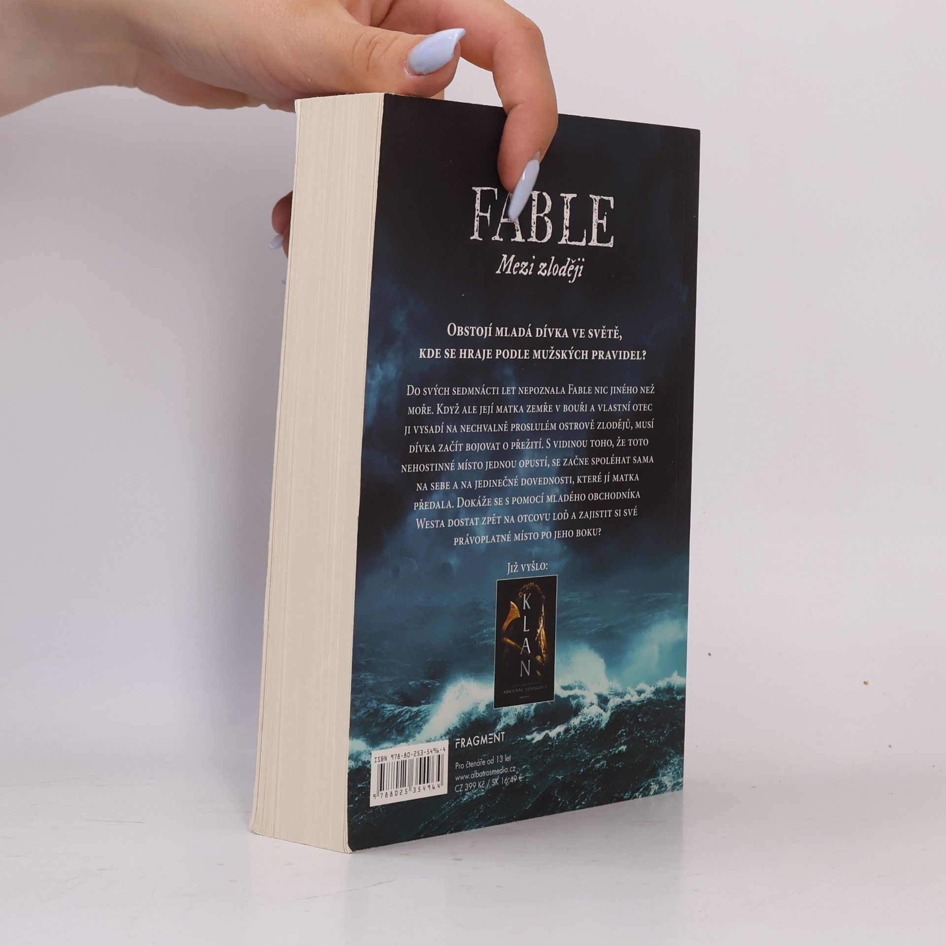 Adrienne Young Fable. Mezi zloději